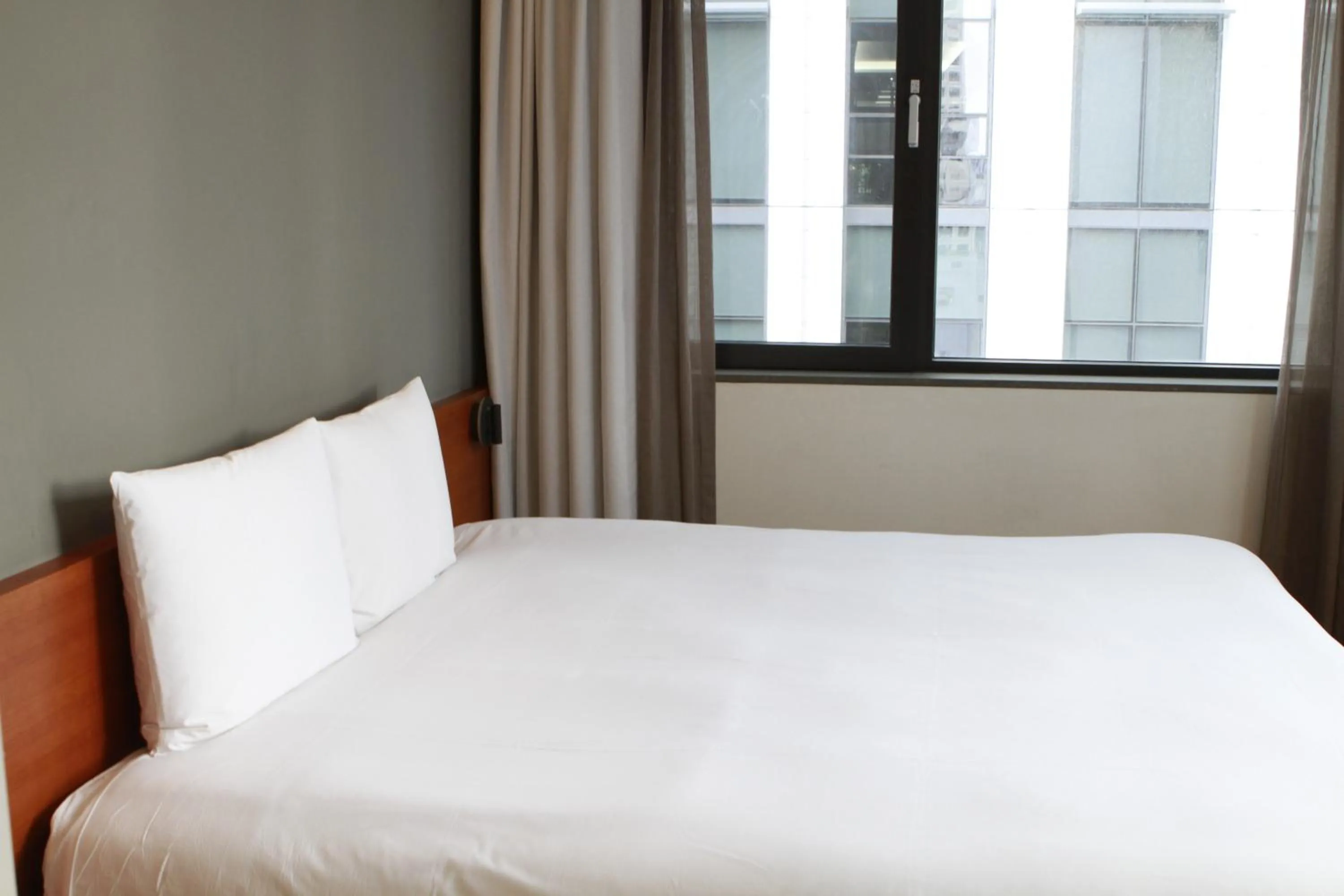 Bed in Seoul Hotel ShinShin Myeongdong