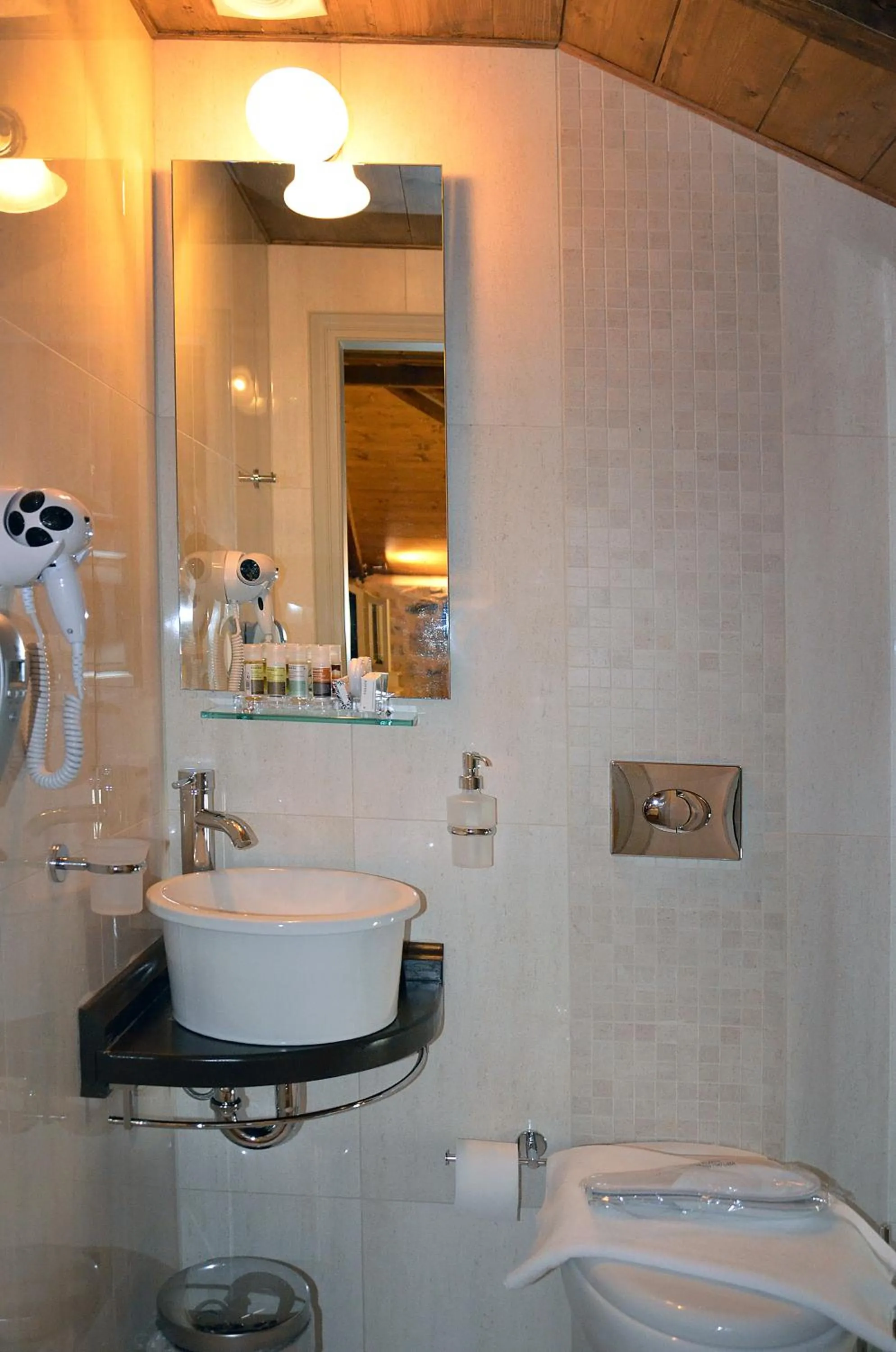 Toilet in Archontiko Chioti