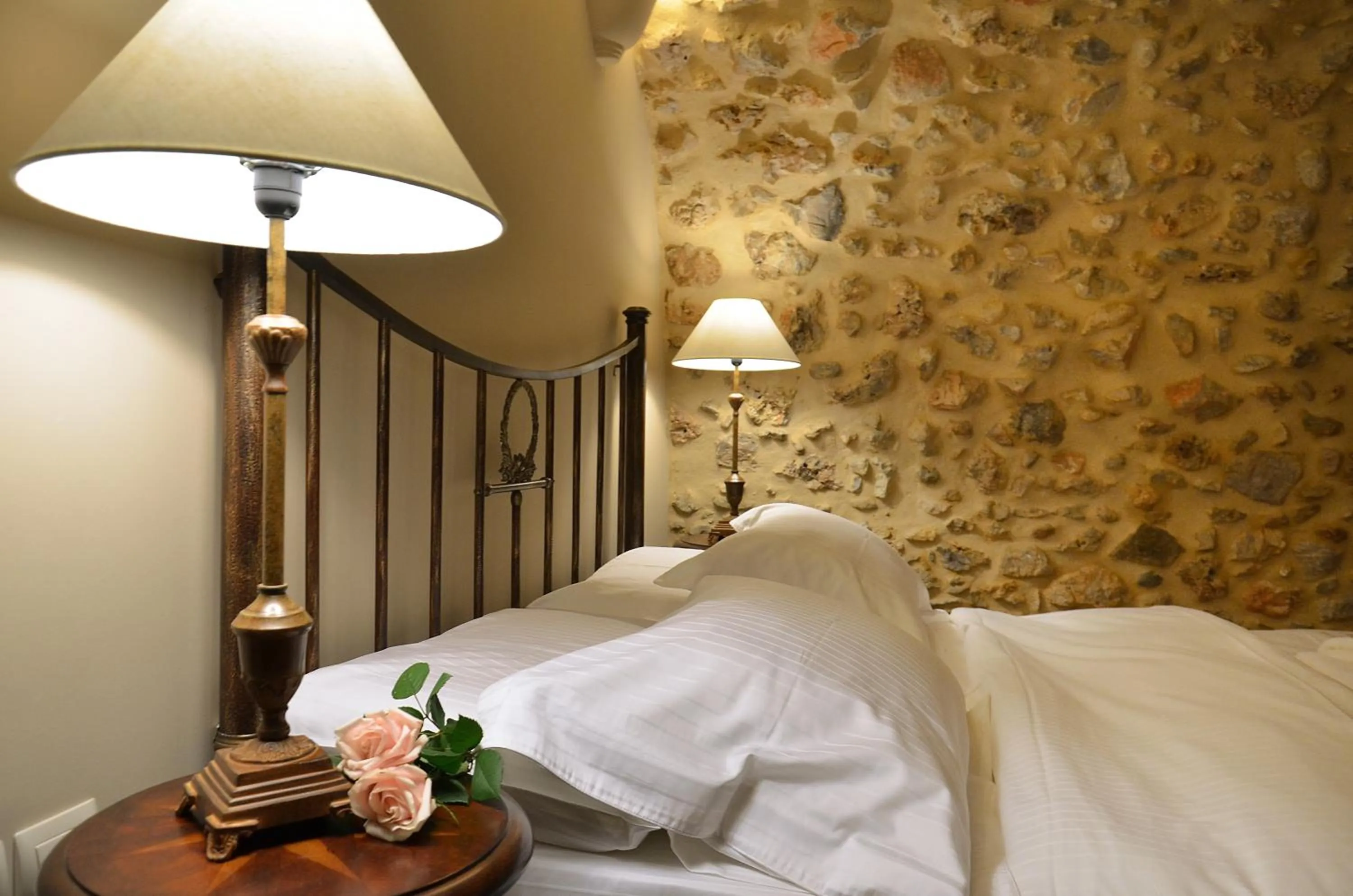 Photo of the whole room, Bed in Archontiko Chioti