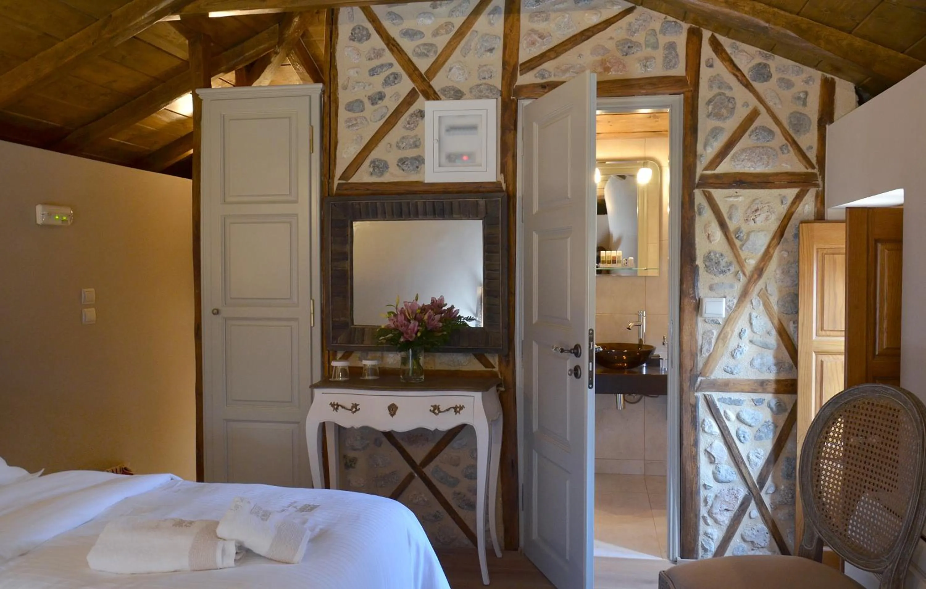 Decorative detail, Bed in Archontiko Chioti