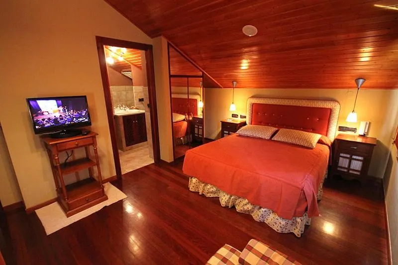 Photo of the whole room, Bed in Casa Suarna