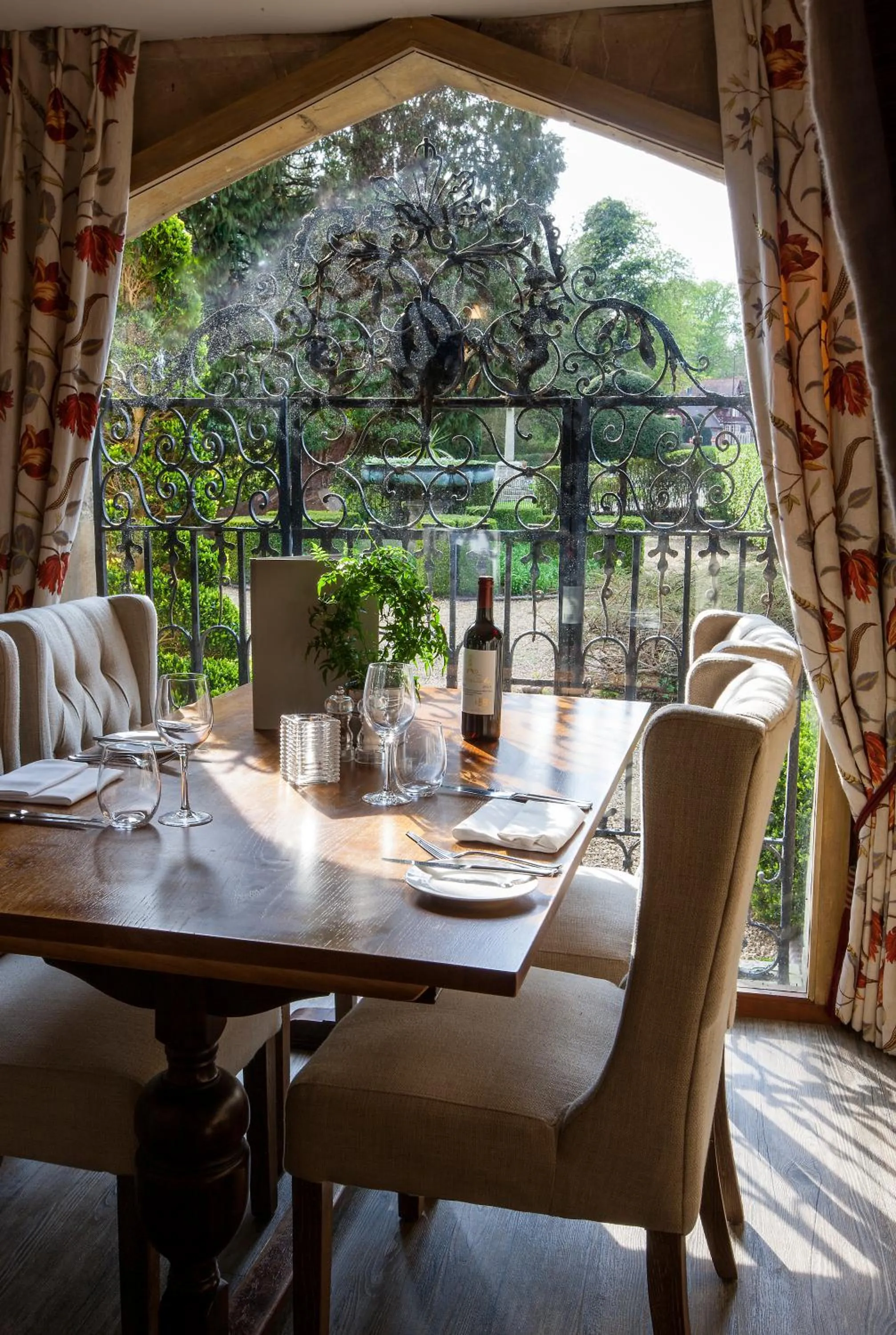 Restaurant/places to eat in The Five Arrows Hotel