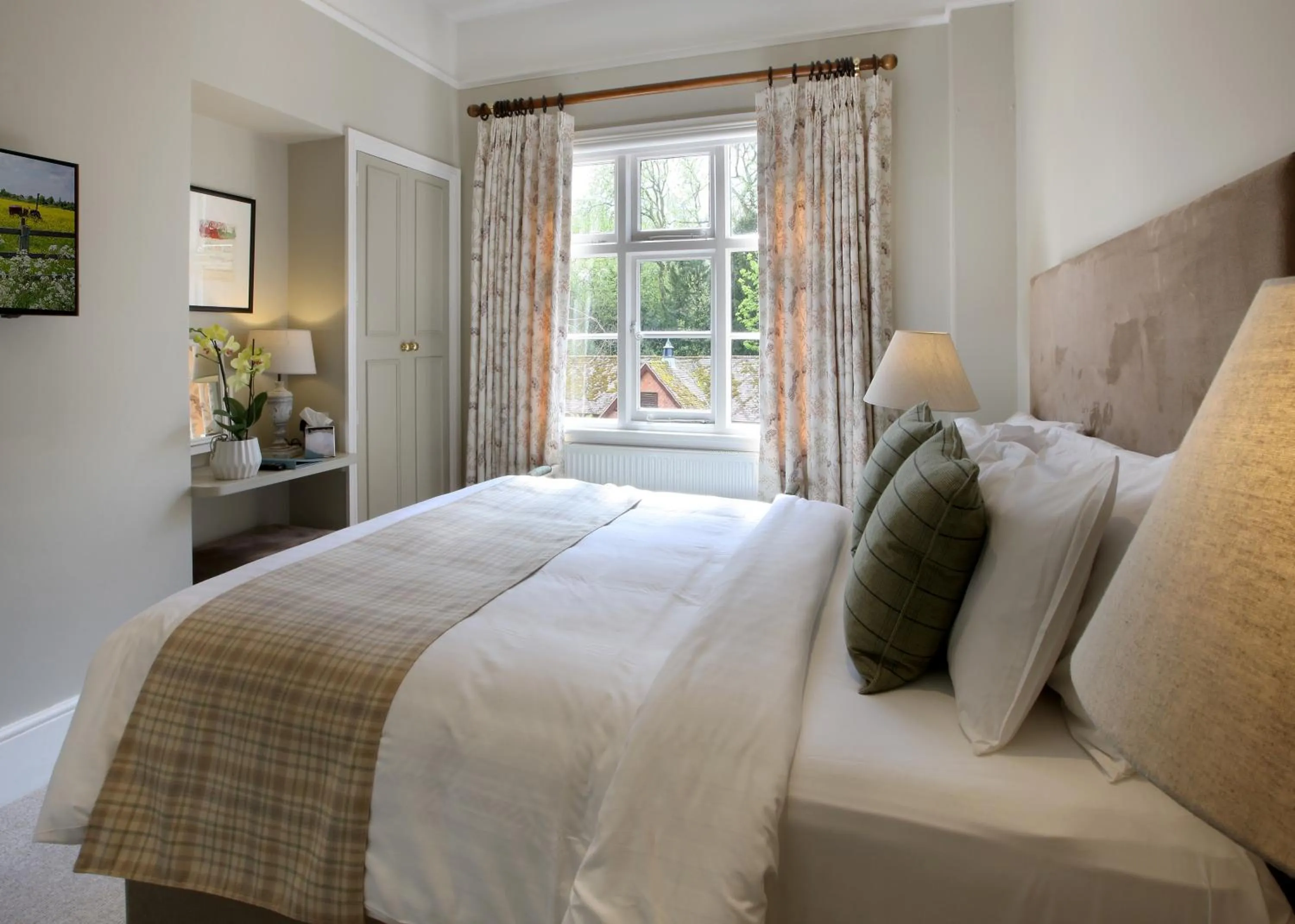 Bathroom, Bed in The Five Arrows Hotel