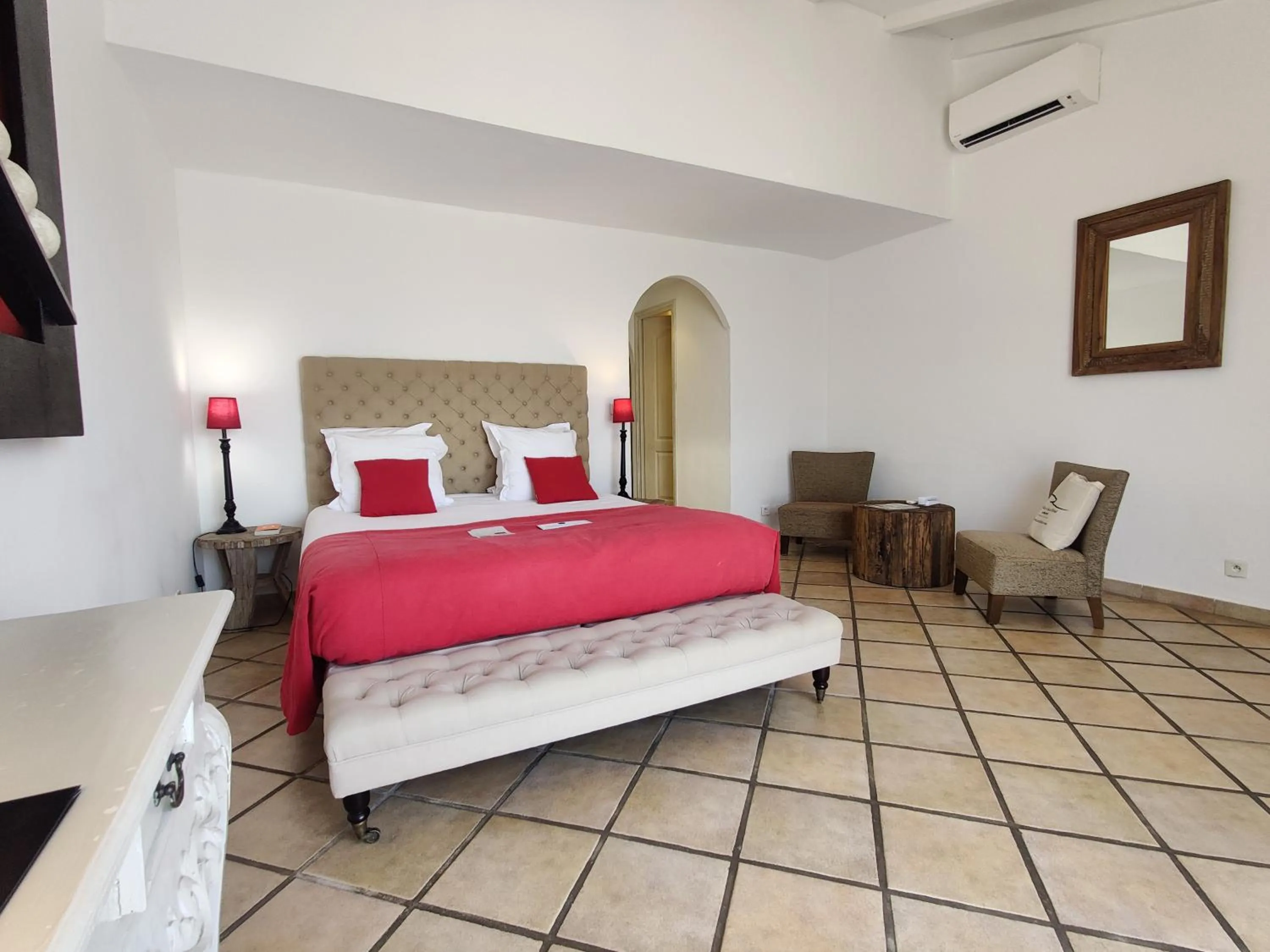 Photo of the whole room, Bed in Le Roc E Fiori Hotel - Teritoria