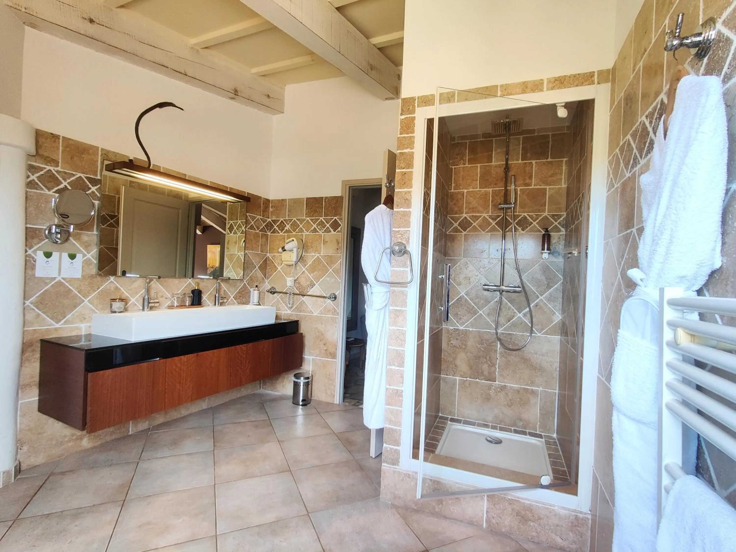 Shower in Le Roc E Fiori Hotel - Teritoria