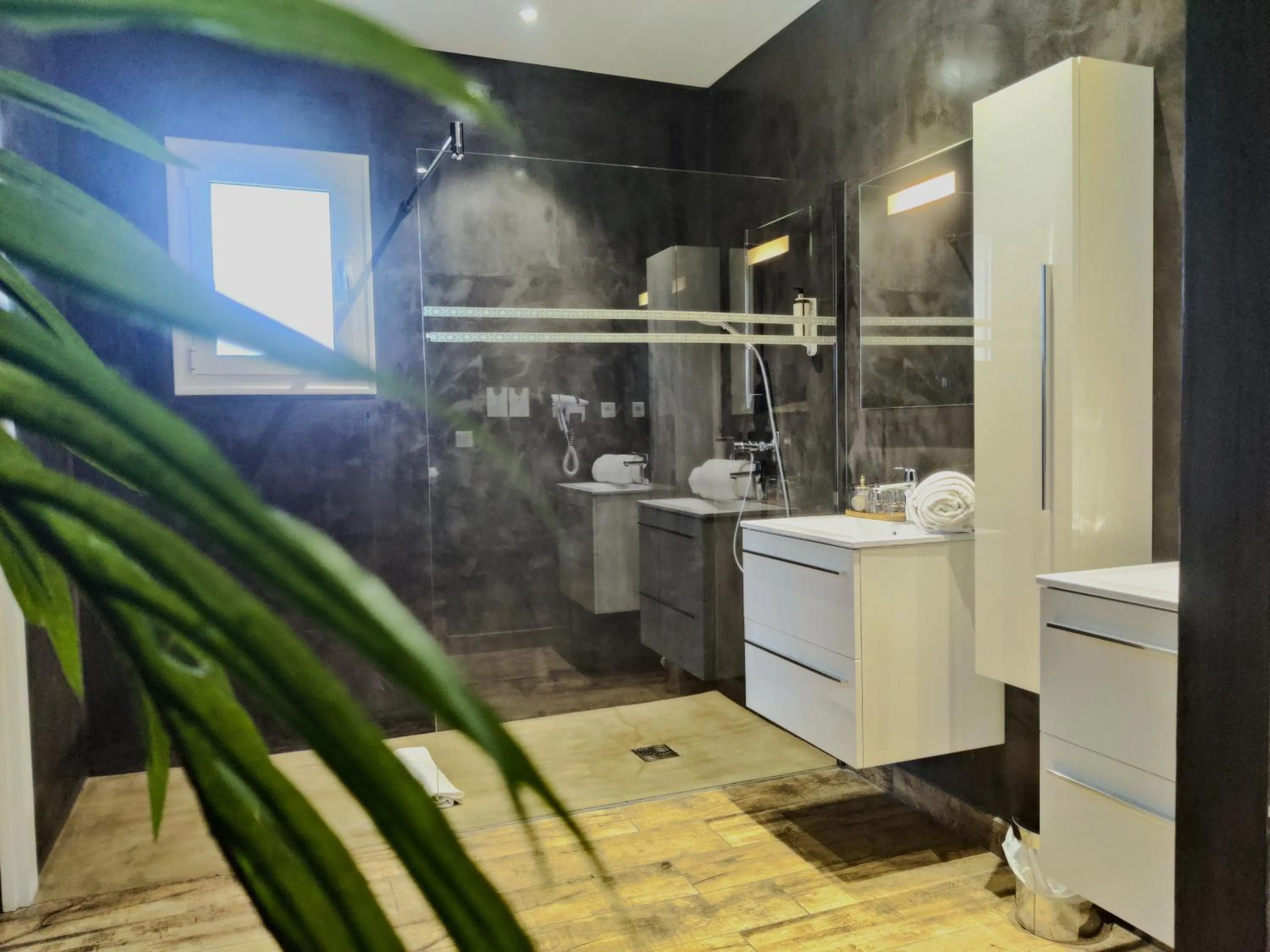 Shower in Le Roc E Fiori Hotel - Teritoria