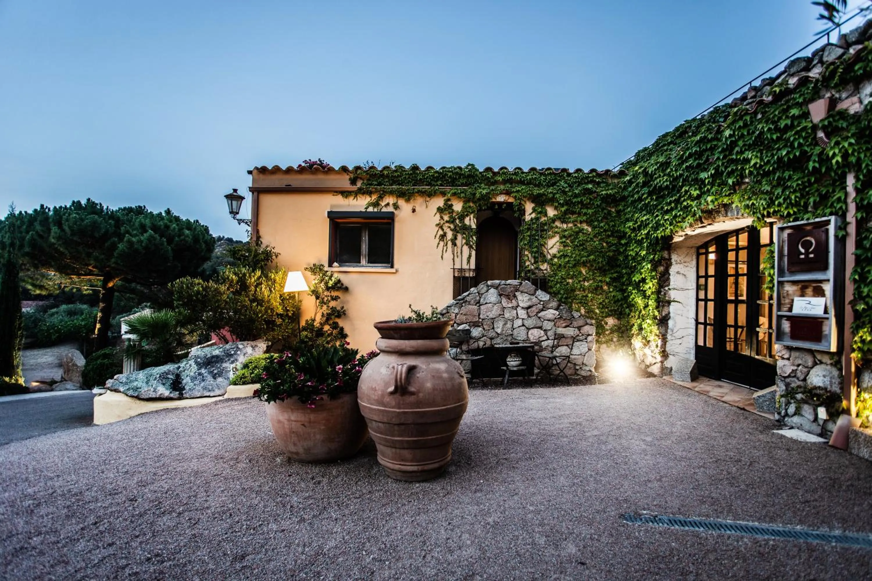 Facade/entrance in Le Roc E Fiori Hotel - Teritoria