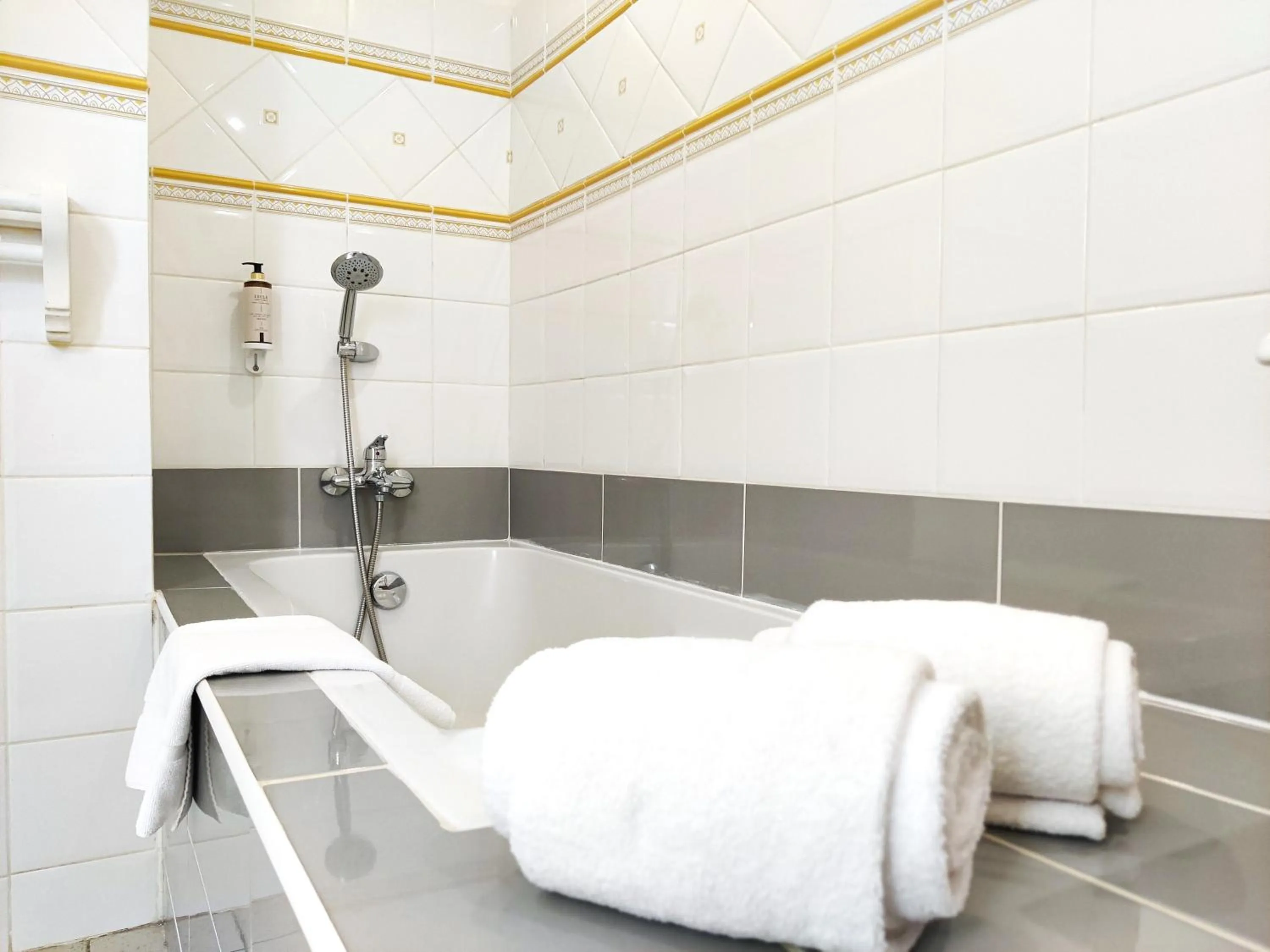 Bathroom in Le Roc E Fiori Hotel - Teritoria