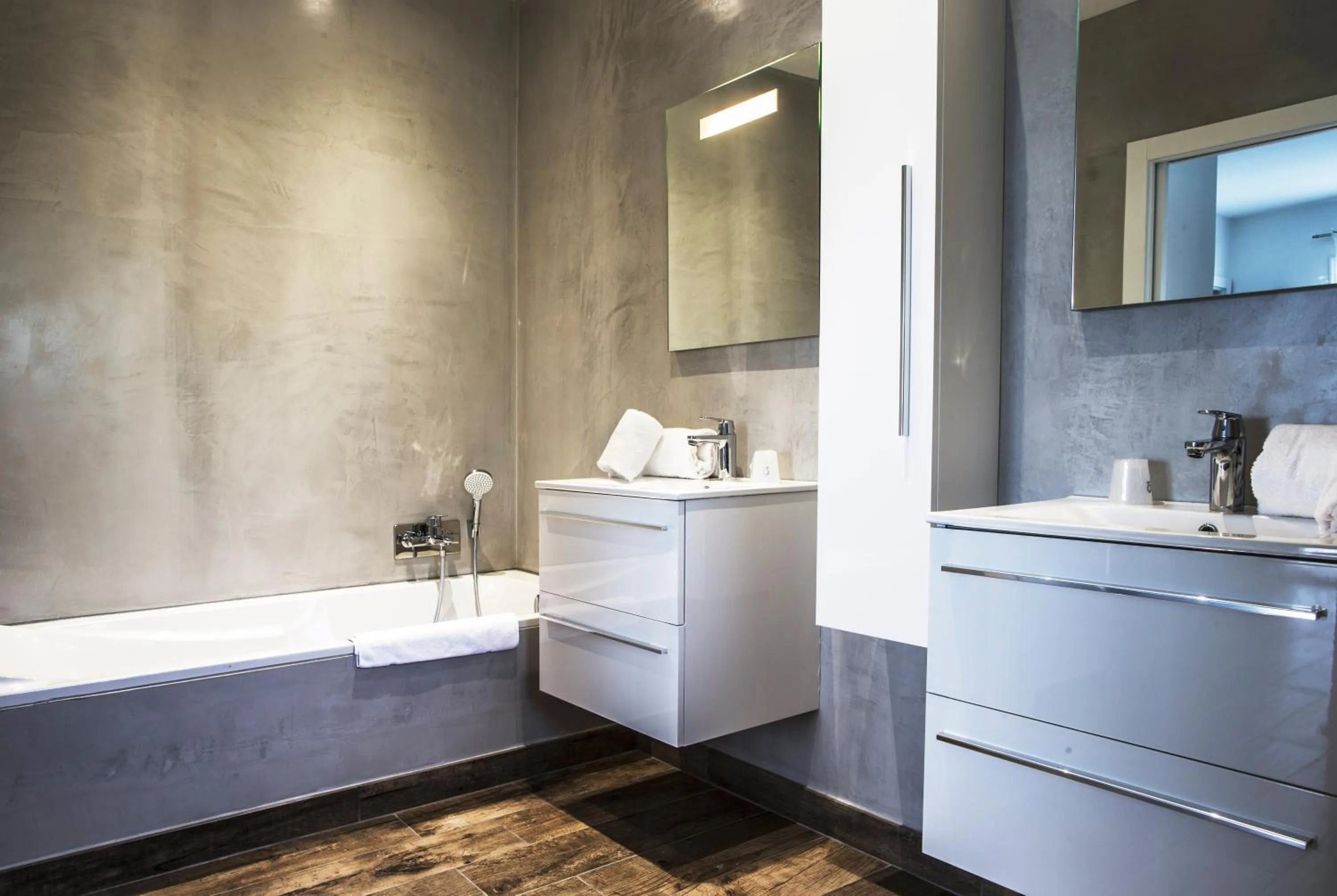 Bathroom in Le Roc E Fiori Hotel - Teritoria