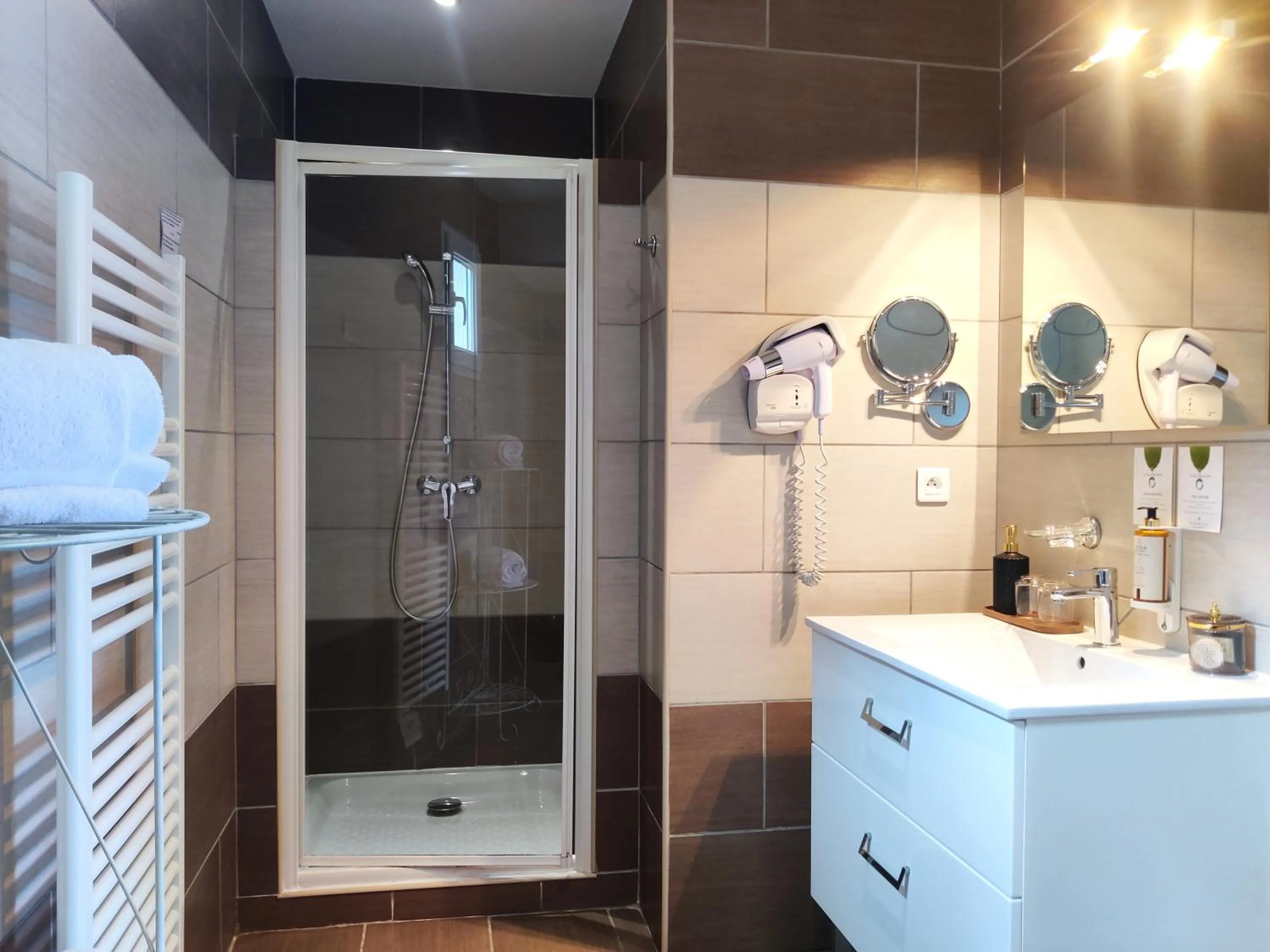 Shower in Le Roc E Fiori Hotel - Teritoria