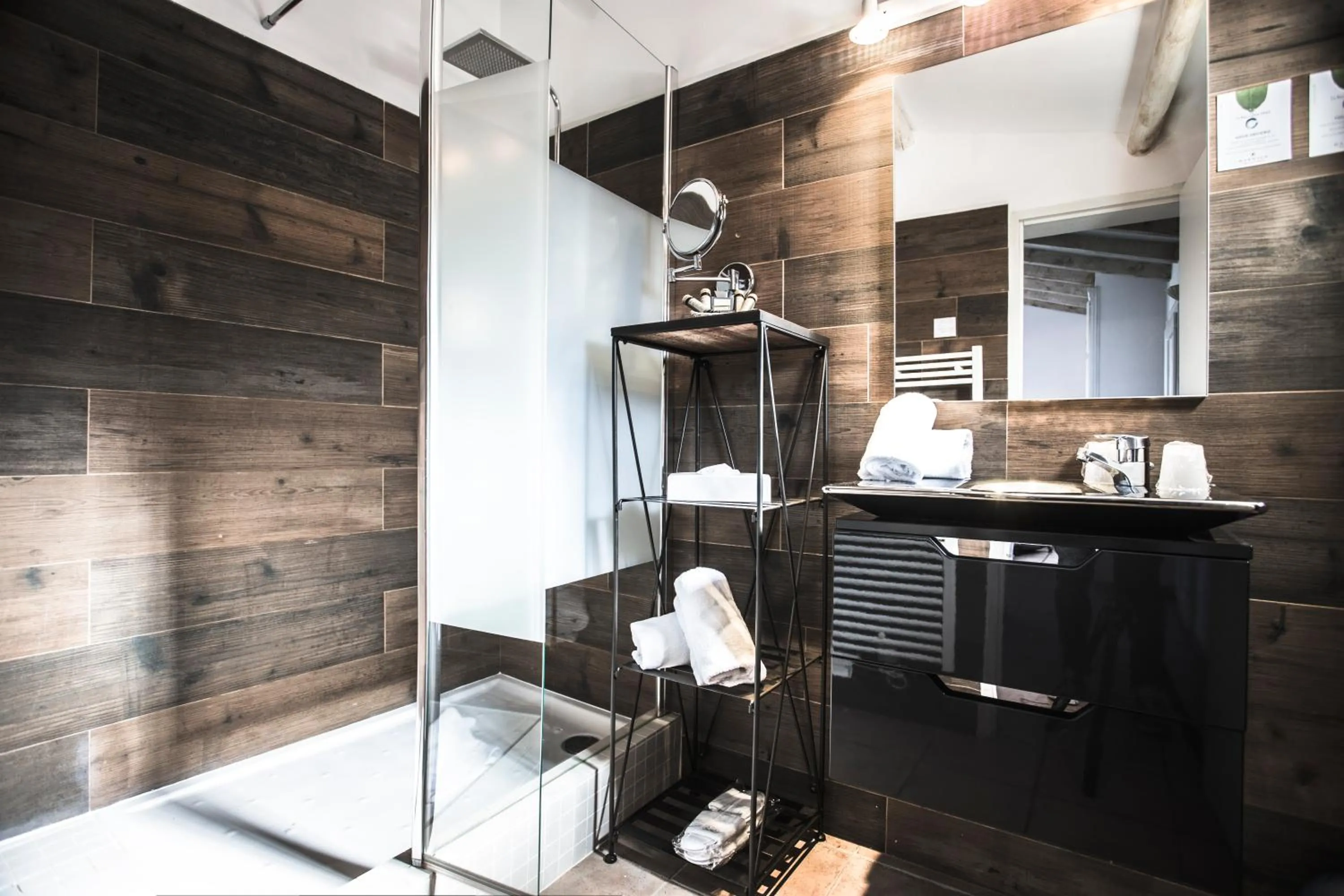 Shower in Le Roc E Fiori Hotel - Teritoria