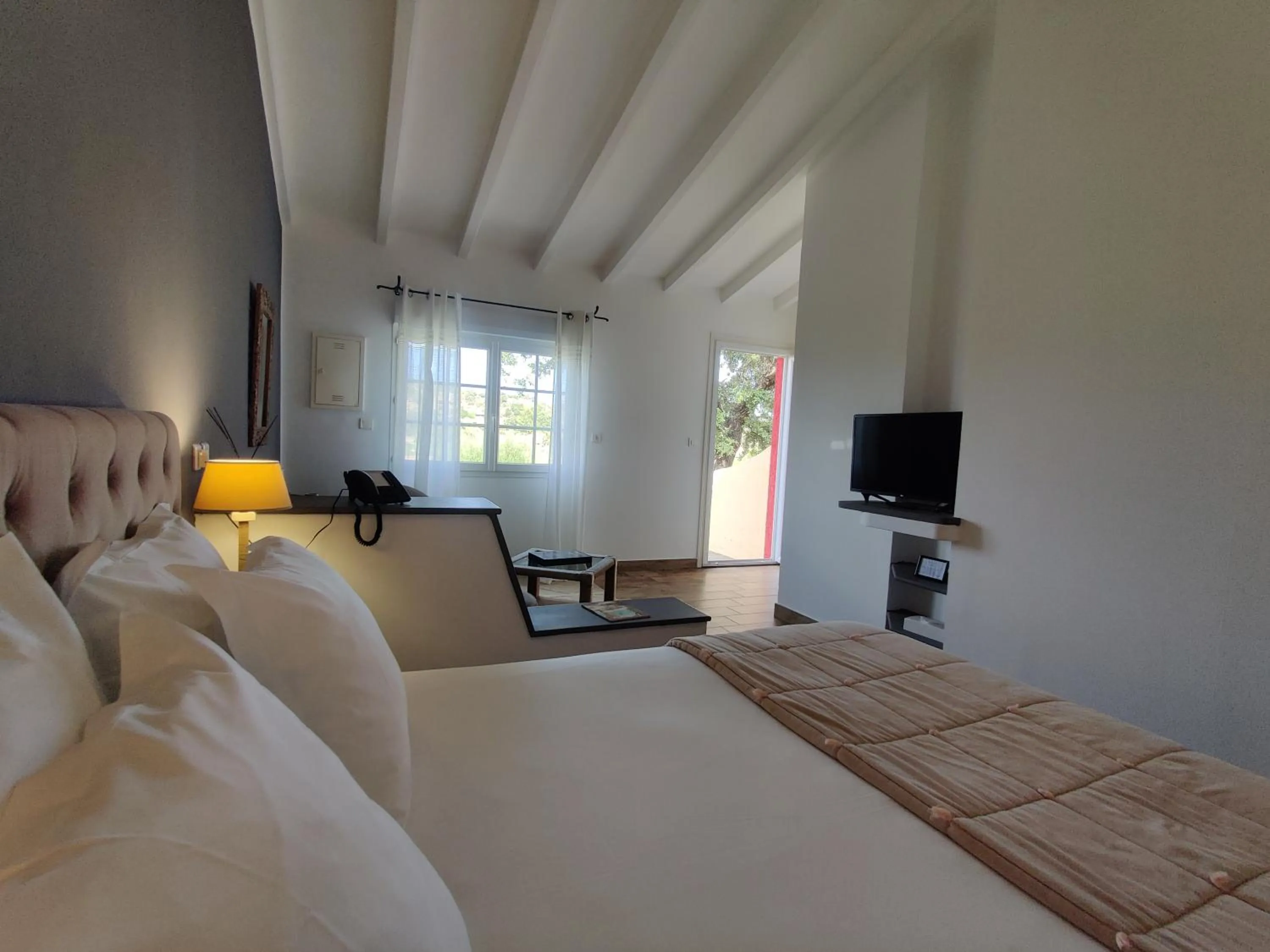 Photo of the whole room, Bed in Le Roc E Fiori Hotel - Teritoria