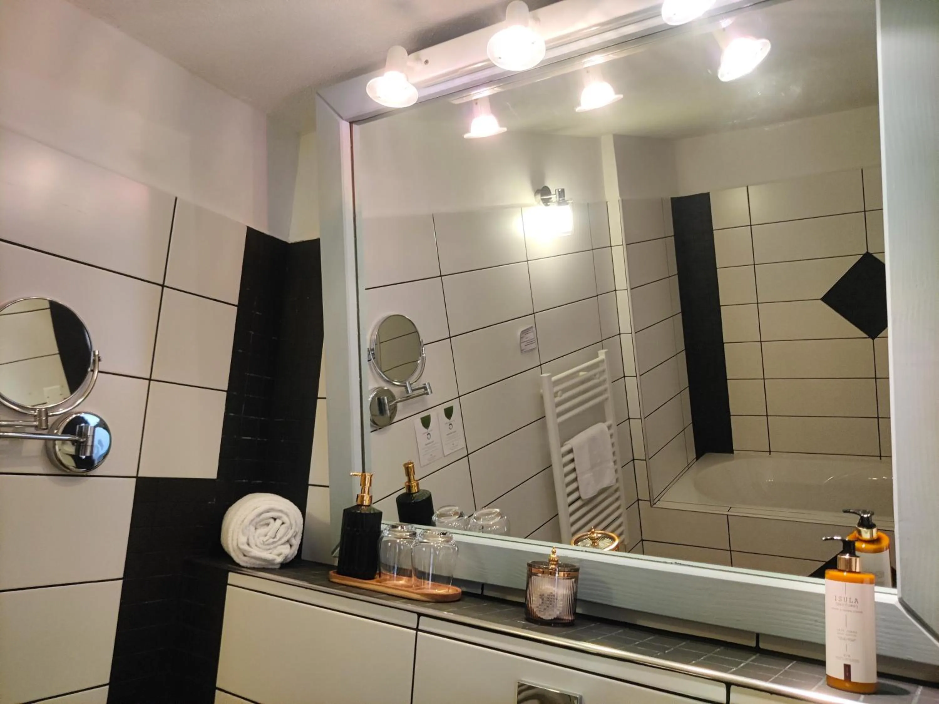 Bathroom in Le Roc E Fiori Hotel - Teritoria