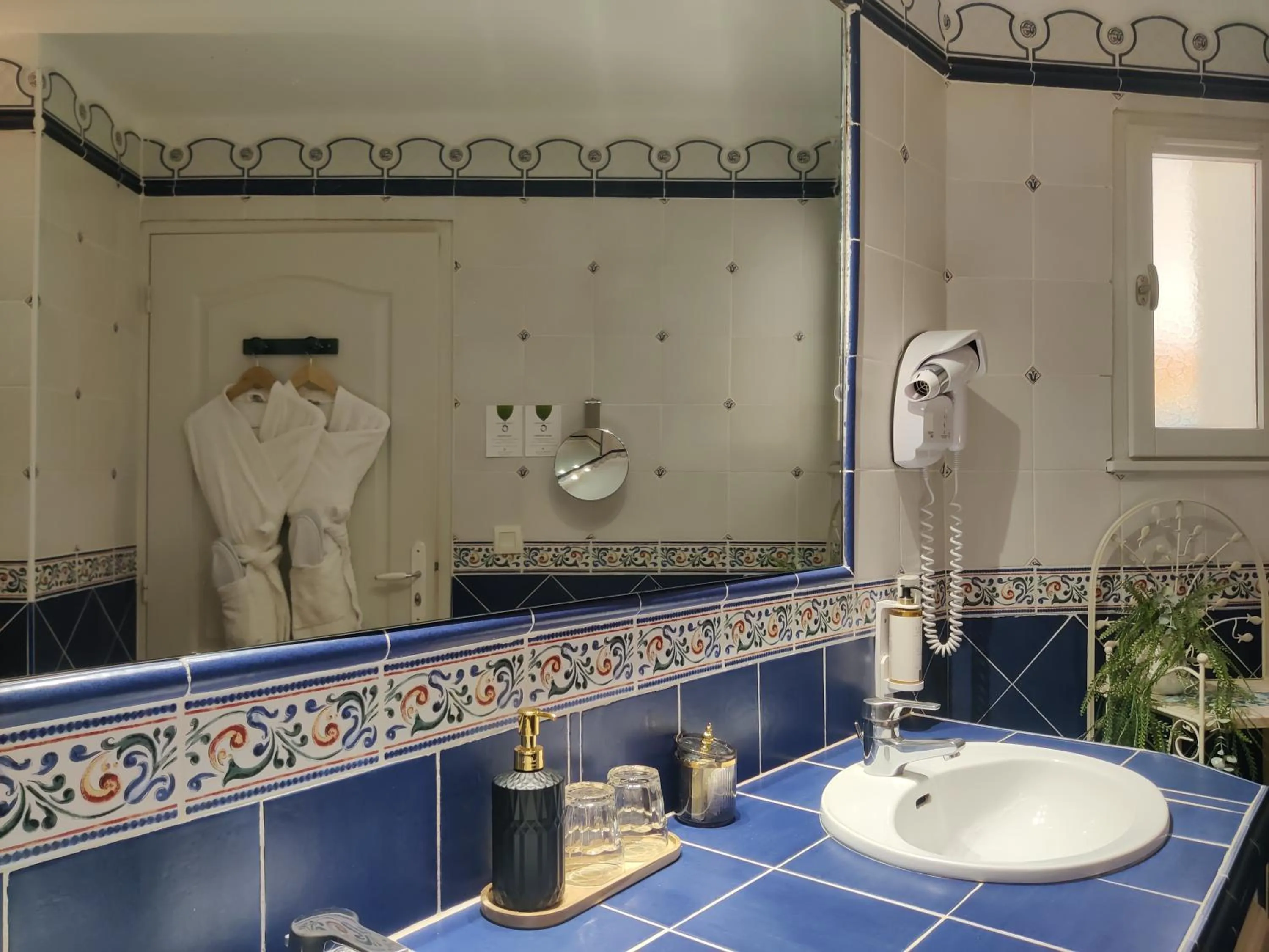 Bathroom in Le Roc E Fiori Hotel - Teritoria