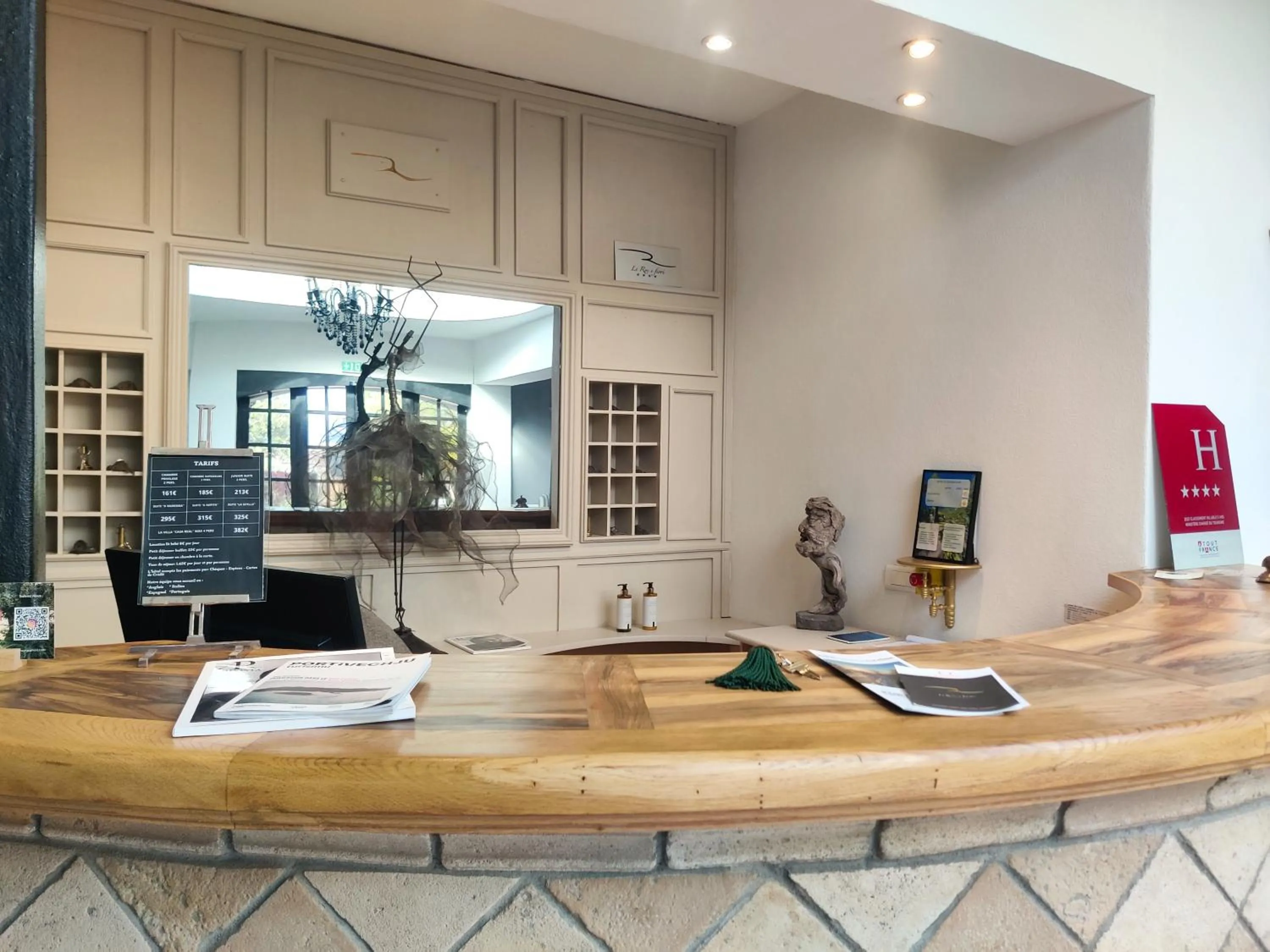 Property building in Le Roc E Fiori Hotel - Teritoria