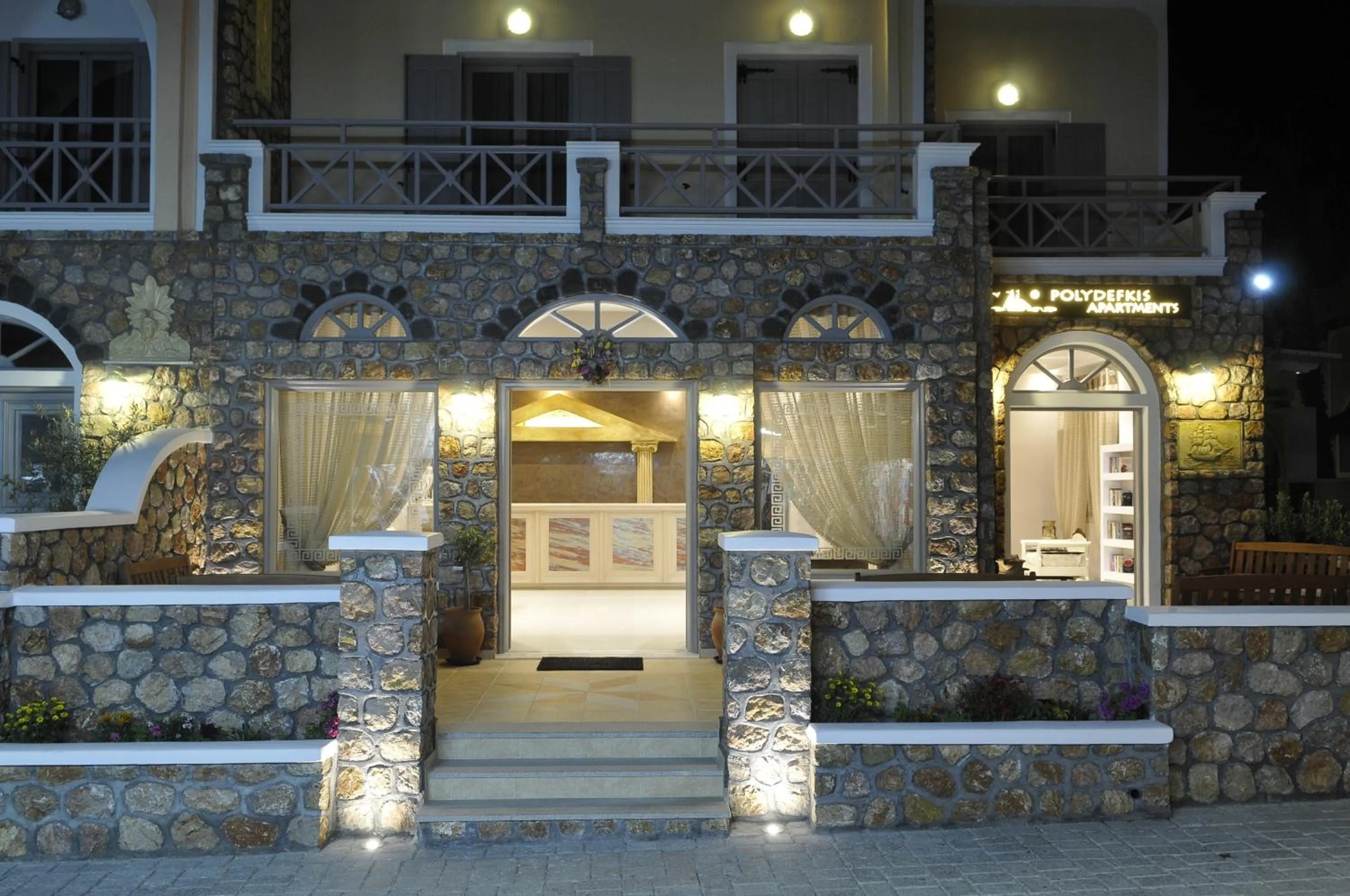 Facade/entrance in Polydefkis Hotel