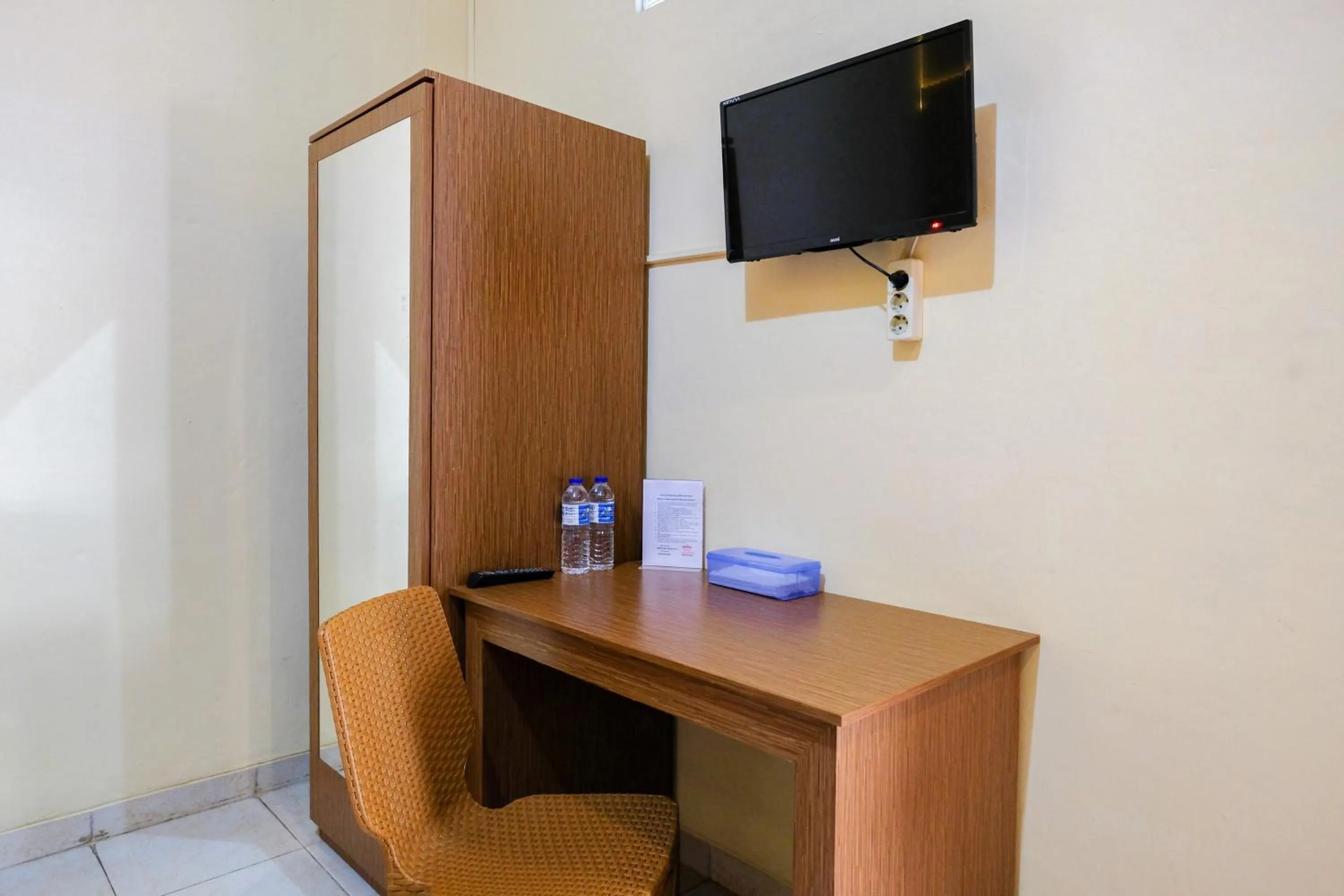 TV and multimedia in RedDoorz at MM Guesthouse Yogyakarta