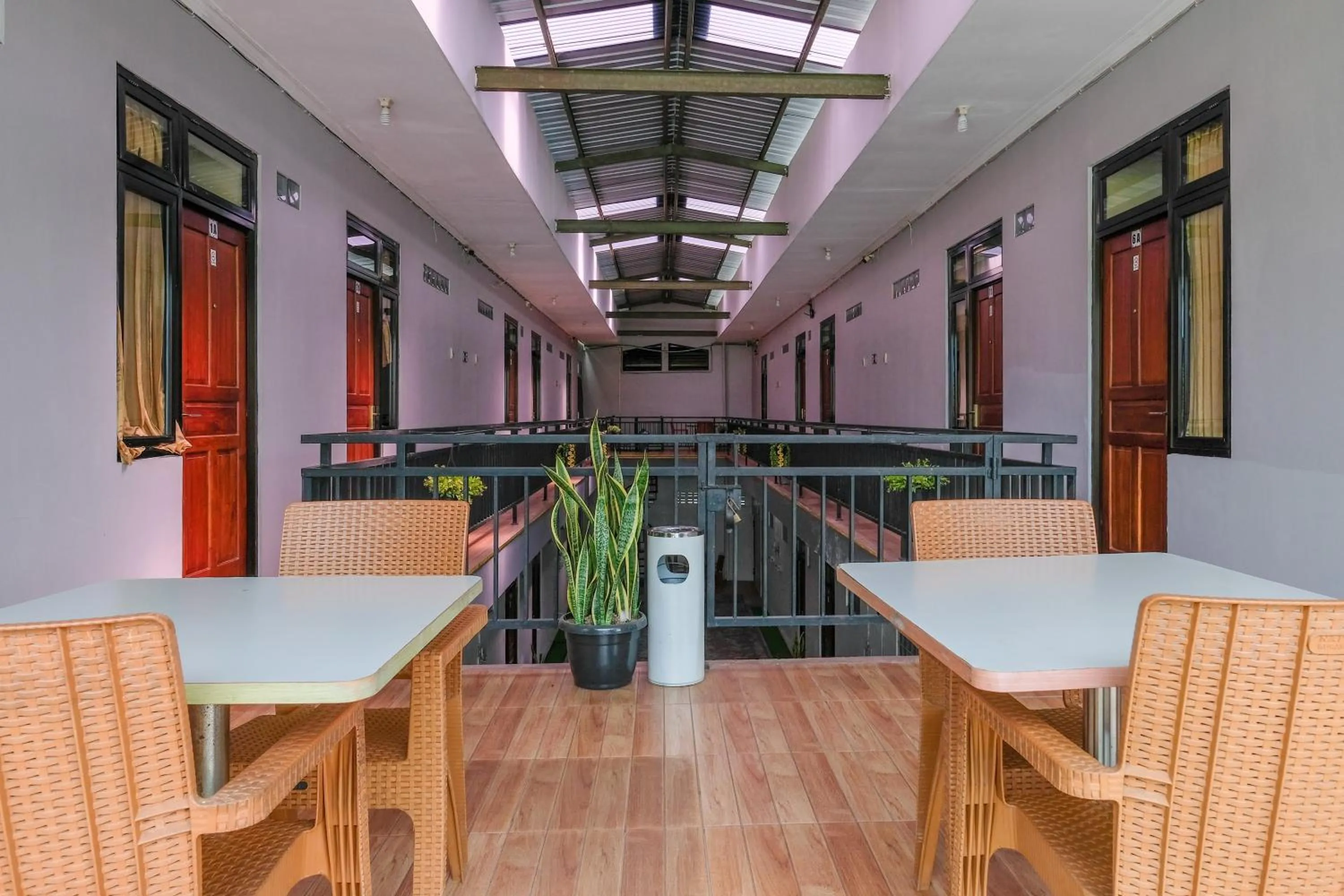 Seating area in RedDoorz at MM Guesthouse Yogyakarta