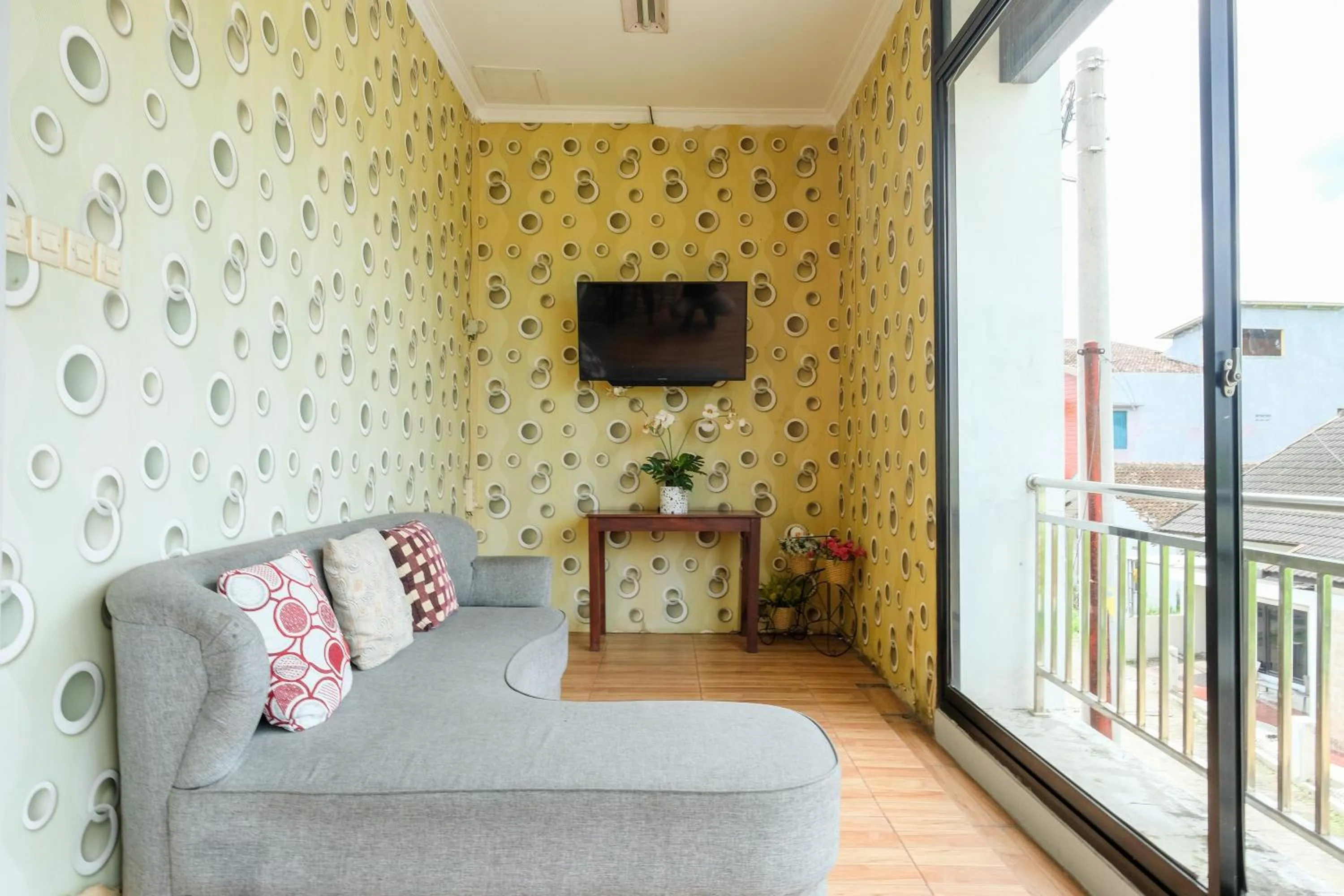 Seating area in RedDoorz at MM Guesthouse Yogyakarta