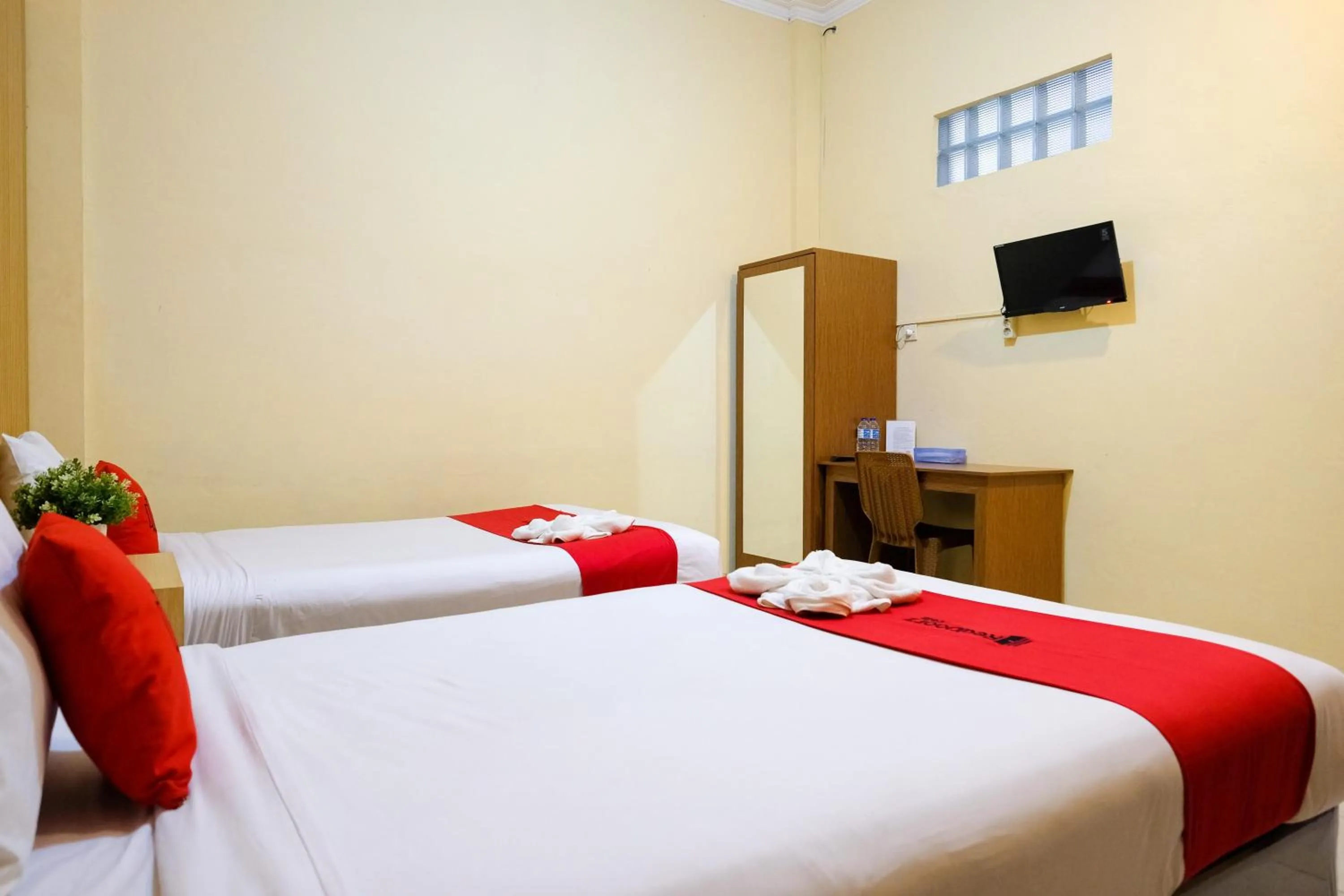 Bedroom, Bed in RedDoorz at MM Guesthouse Yogyakarta