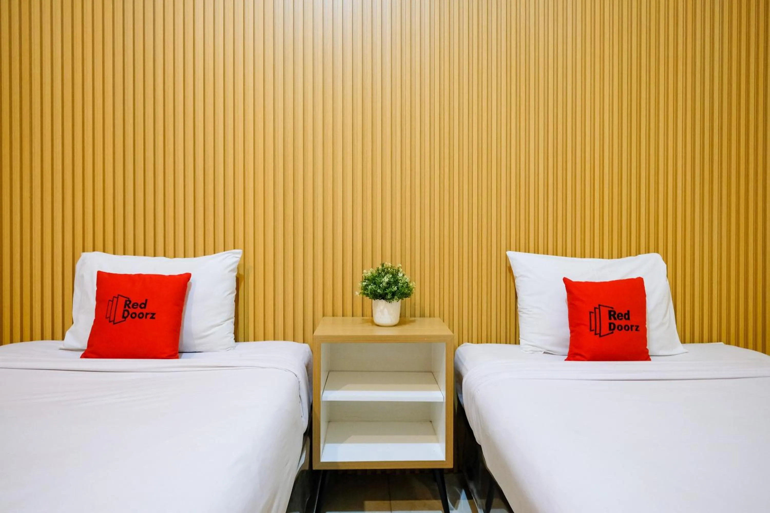 Bedroom, Bed in RedDoorz at MM Guesthouse Yogyakarta
