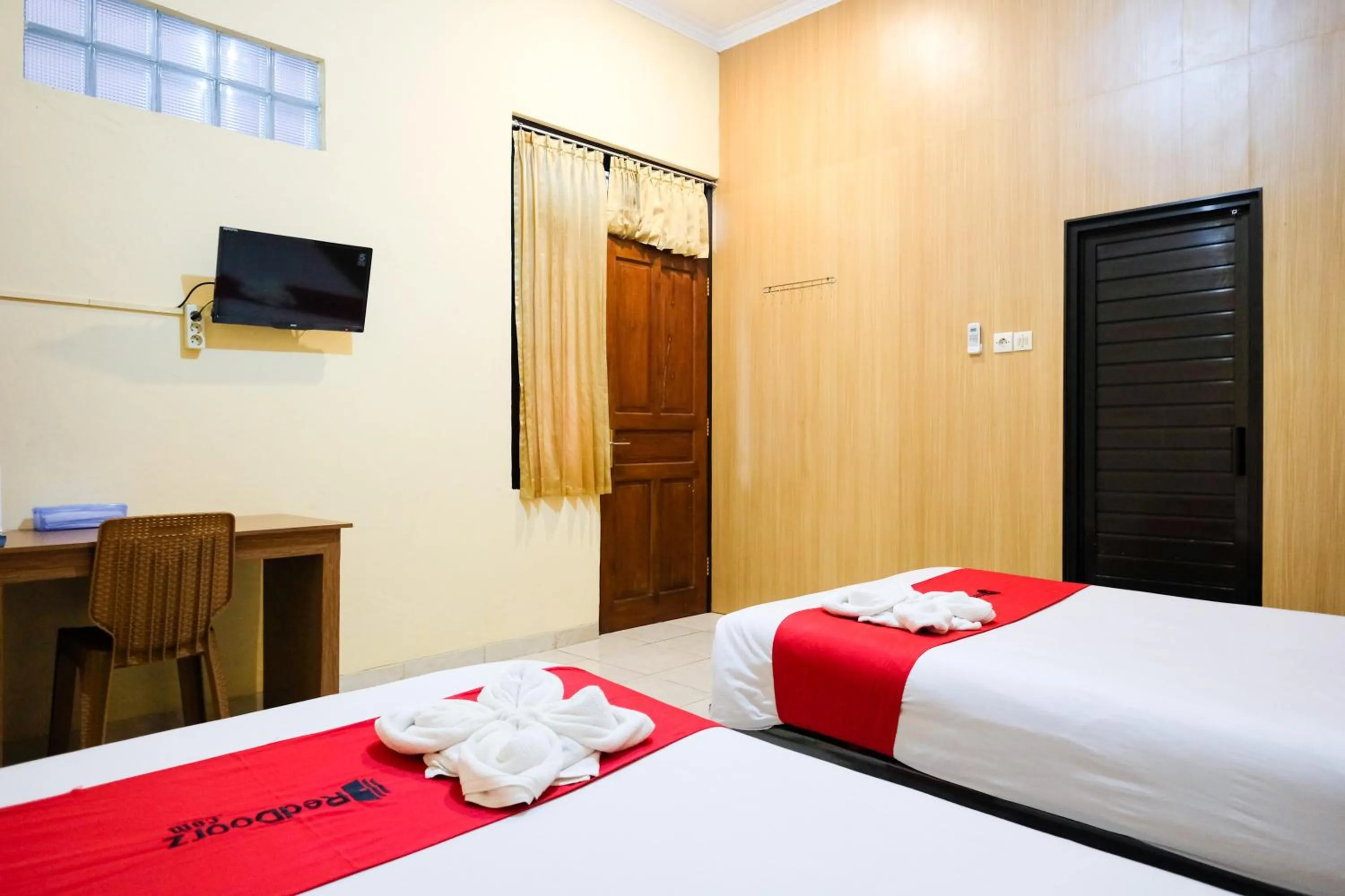 Bedroom, Bed in RedDoorz at MM Guesthouse Yogyakarta