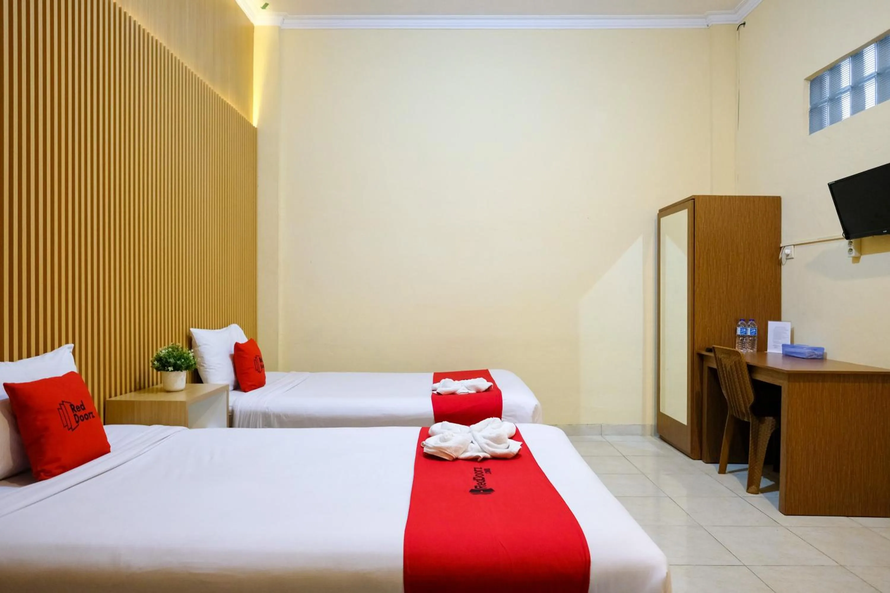 Bedroom, Bed in RedDoorz at MM Guesthouse Yogyakarta