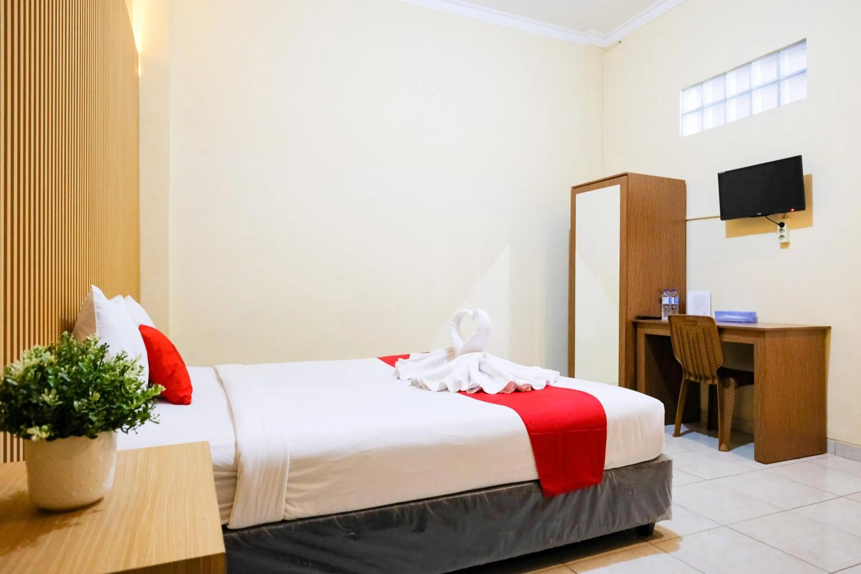 Bedroom, Bed in RedDoorz at MM Guesthouse Yogyakarta