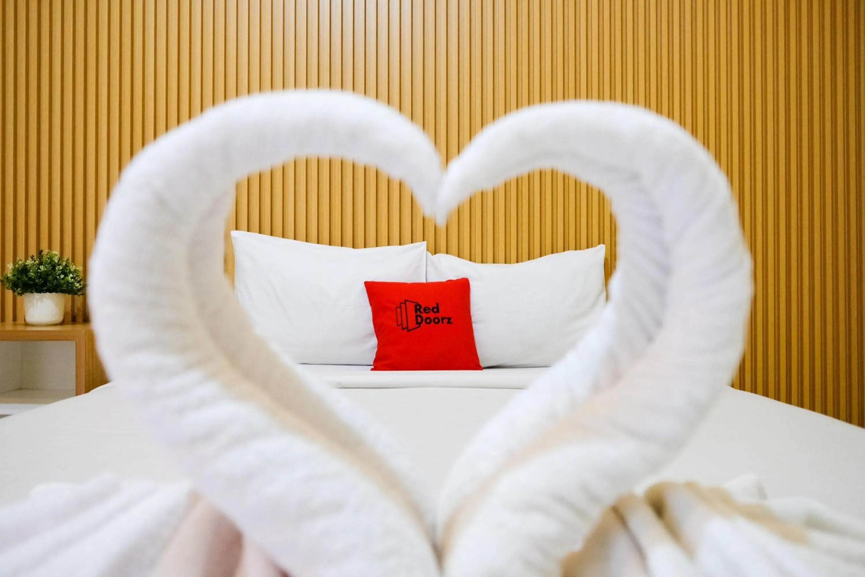 Bedroom, Bed in RedDoorz at MM Guesthouse Yogyakarta