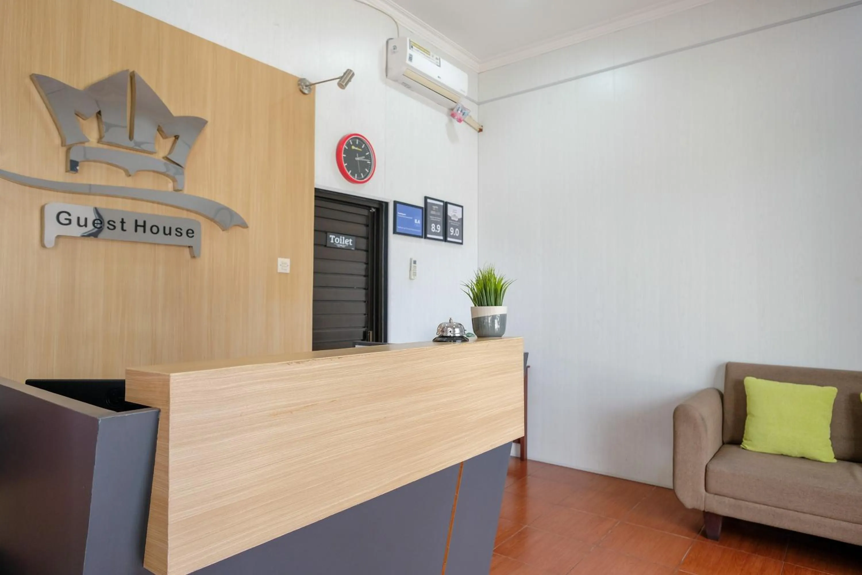 Lobby or reception in RedDoorz at MM Guesthouse Yogyakarta