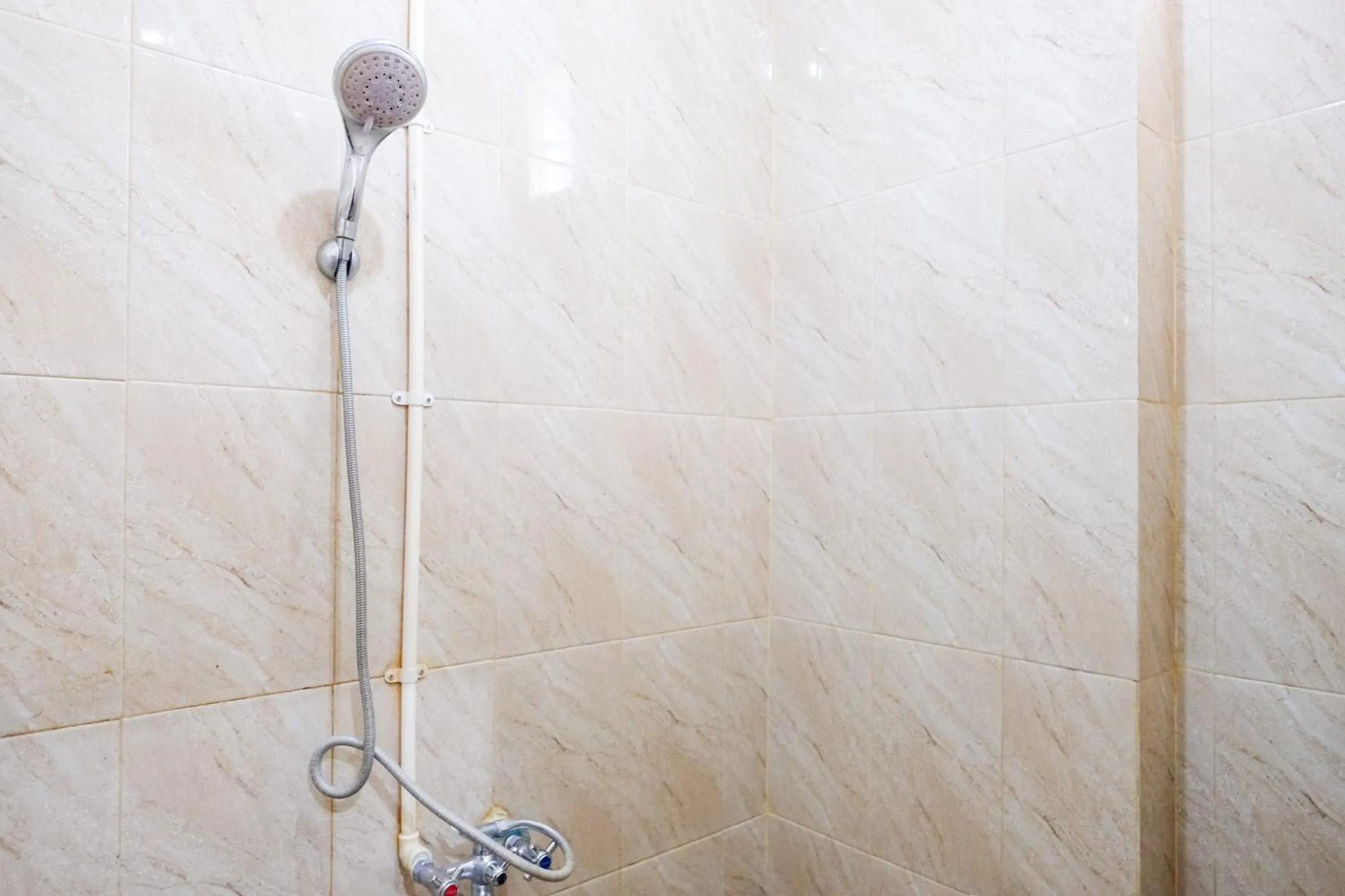 Bathroom in RedDoorz at MM Guesthouse Yogyakarta