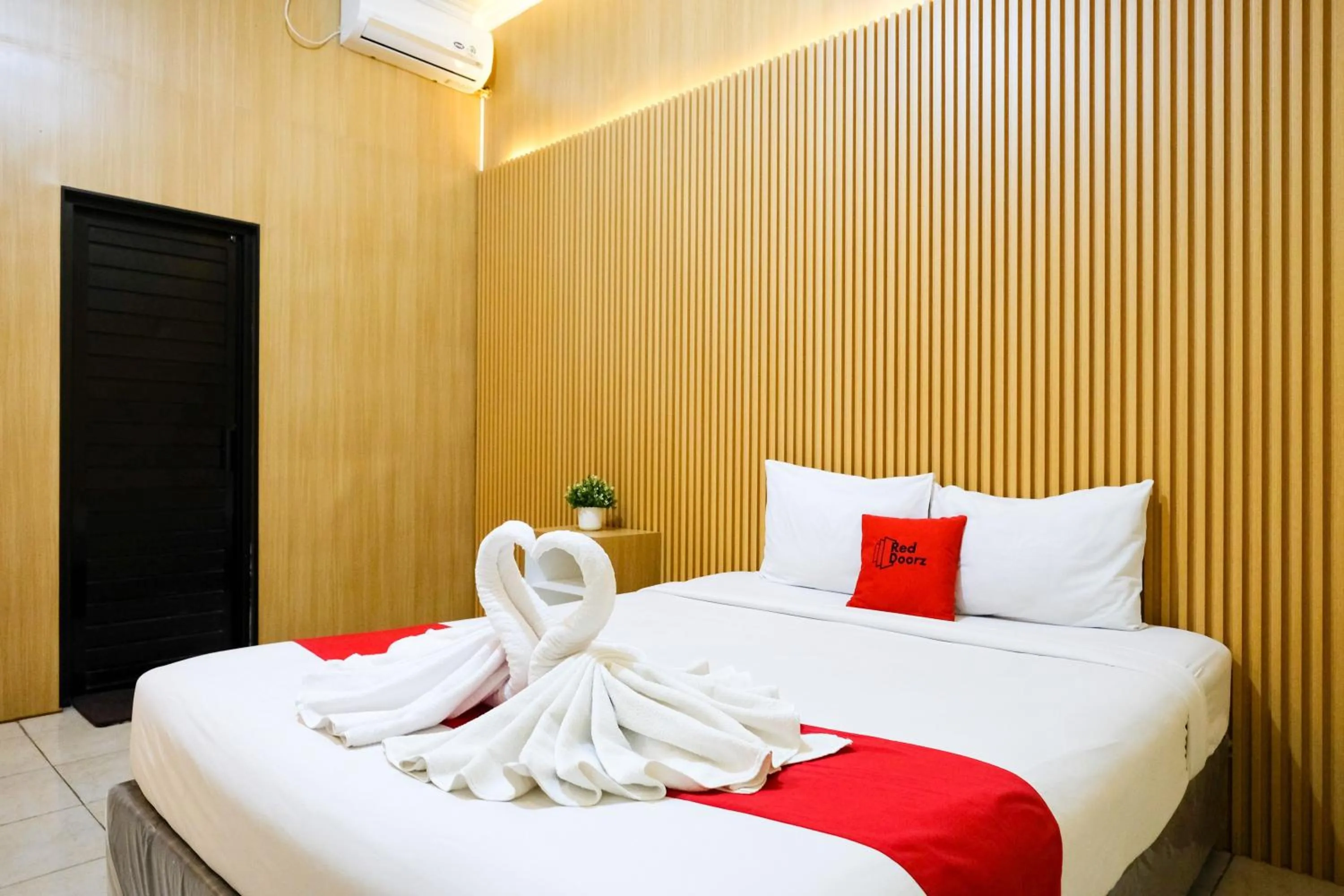 Bedroom, Bed in RedDoorz at MM Guesthouse Yogyakarta