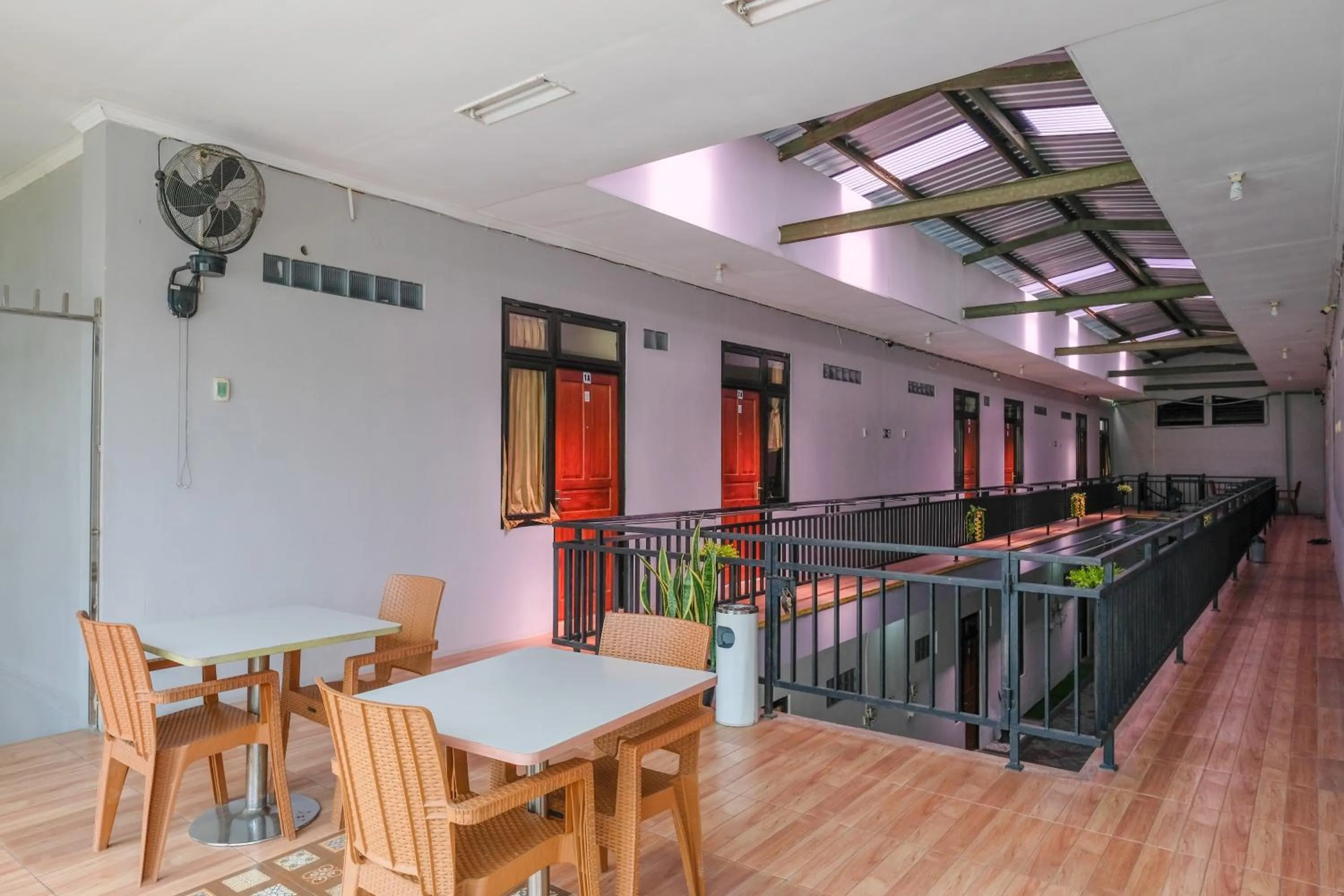 Seating area in RedDoorz at MM Guesthouse Yogyakarta