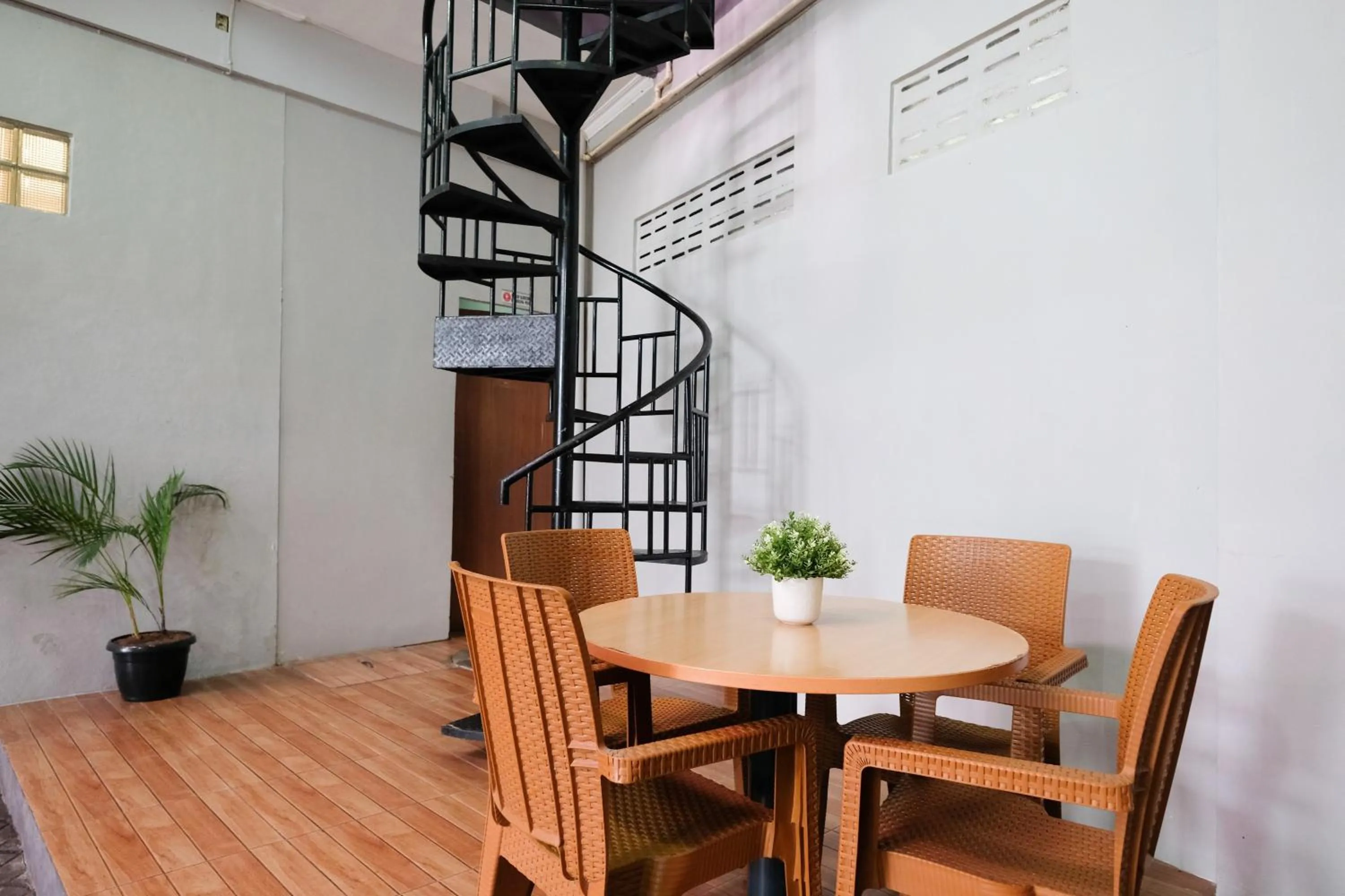 Seating area in RedDoorz at MM Guesthouse Yogyakarta