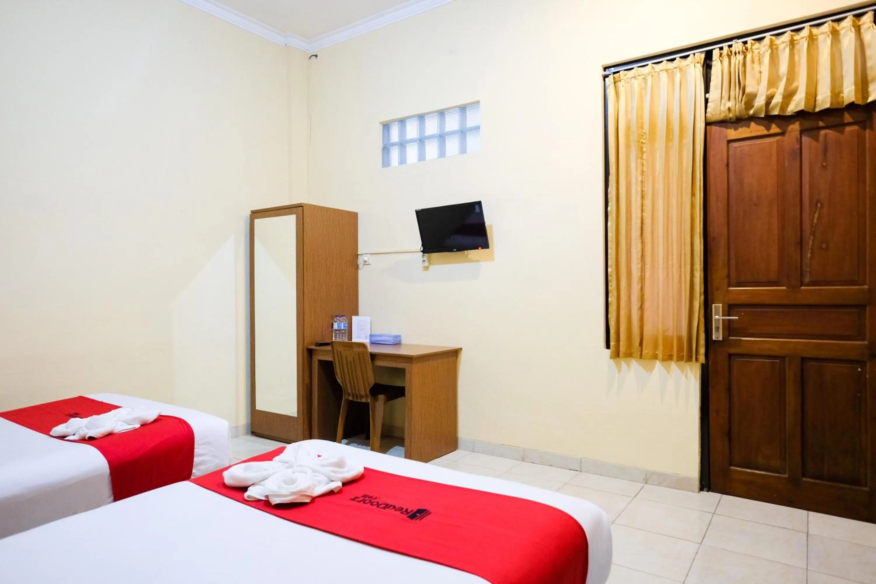 Bedroom, Bed in RedDoorz at MM Guesthouse Yogyakarta