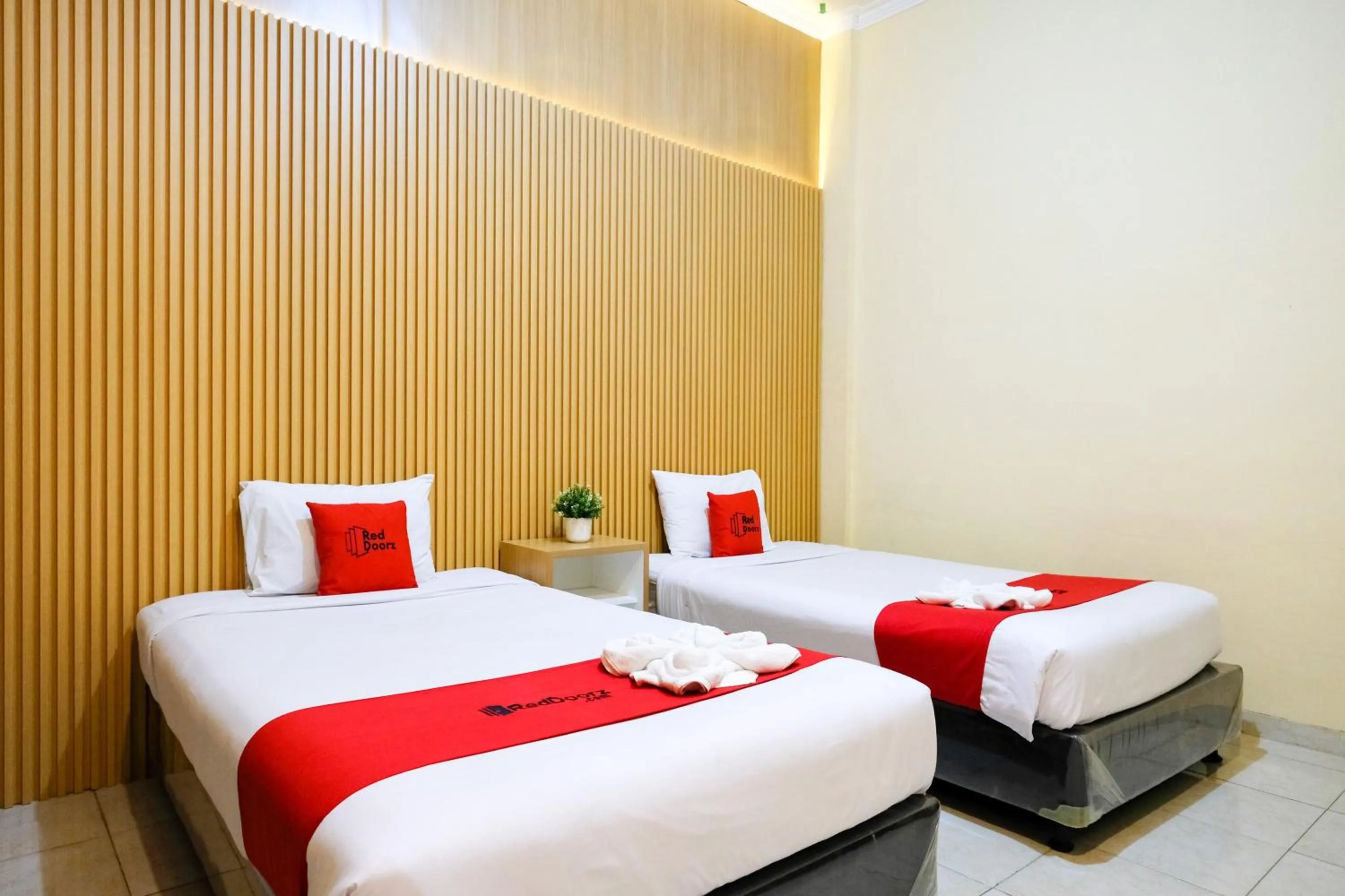 Bedroom, Bed in RedDoorz at MM Guesthouse Yogyakarta