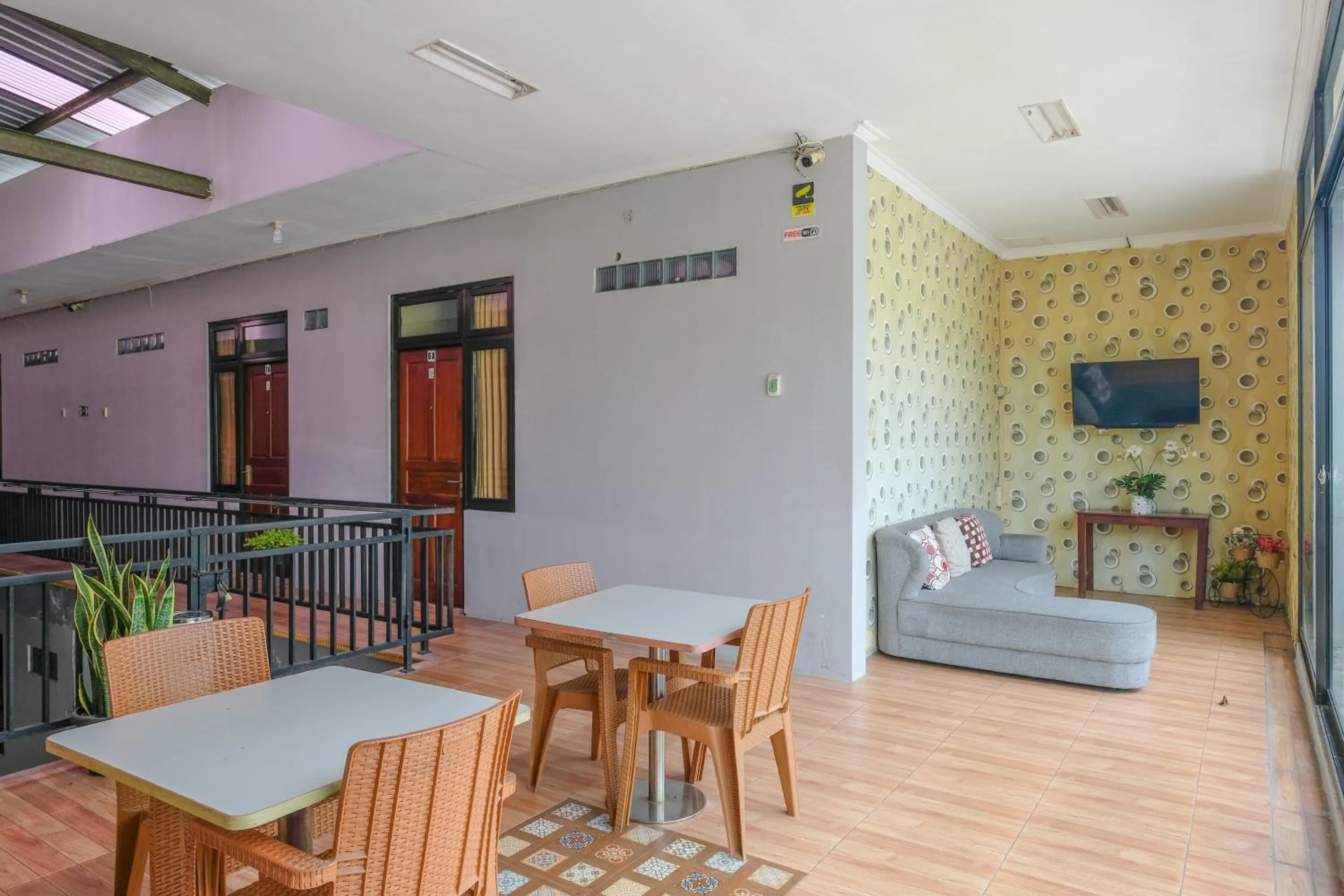 Seating area in RedDoorz at MM Guesthouse Yogyakarta