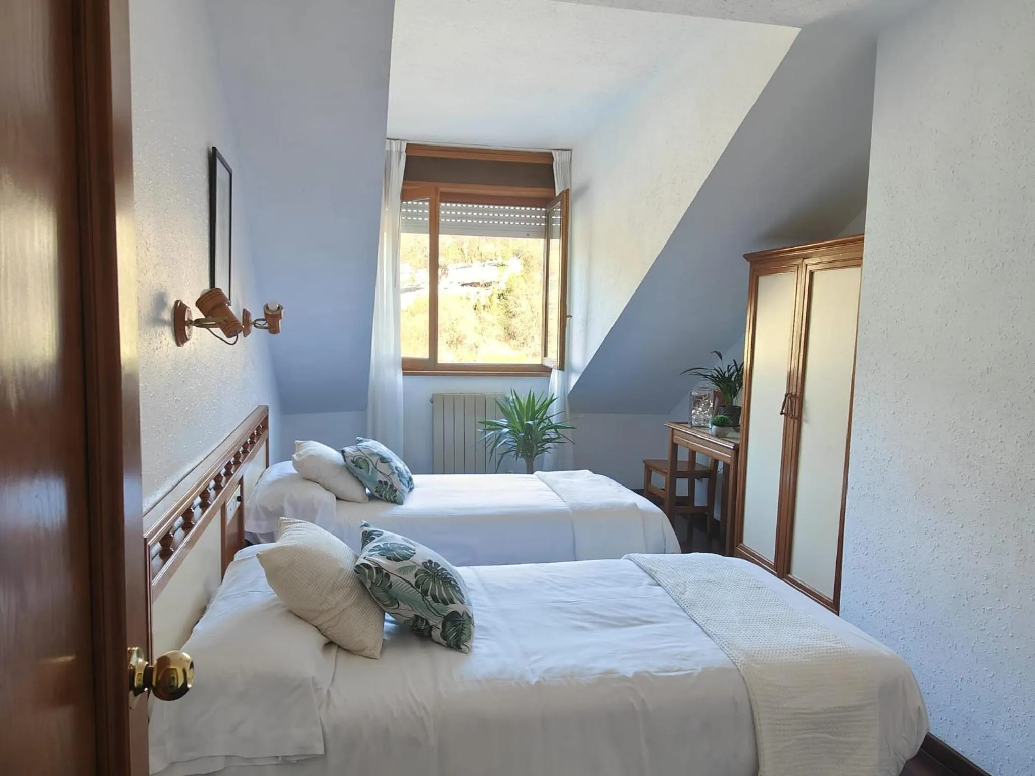 Photo of the whole room in Hotel Capitán