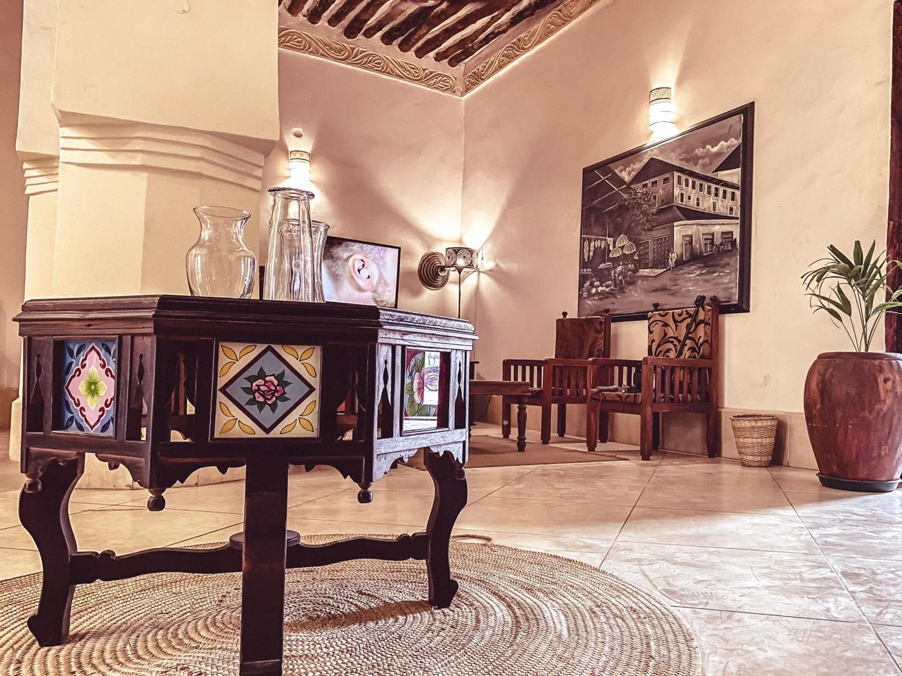 Communal lounge/ TV room in Smiles Stone Town Hotel