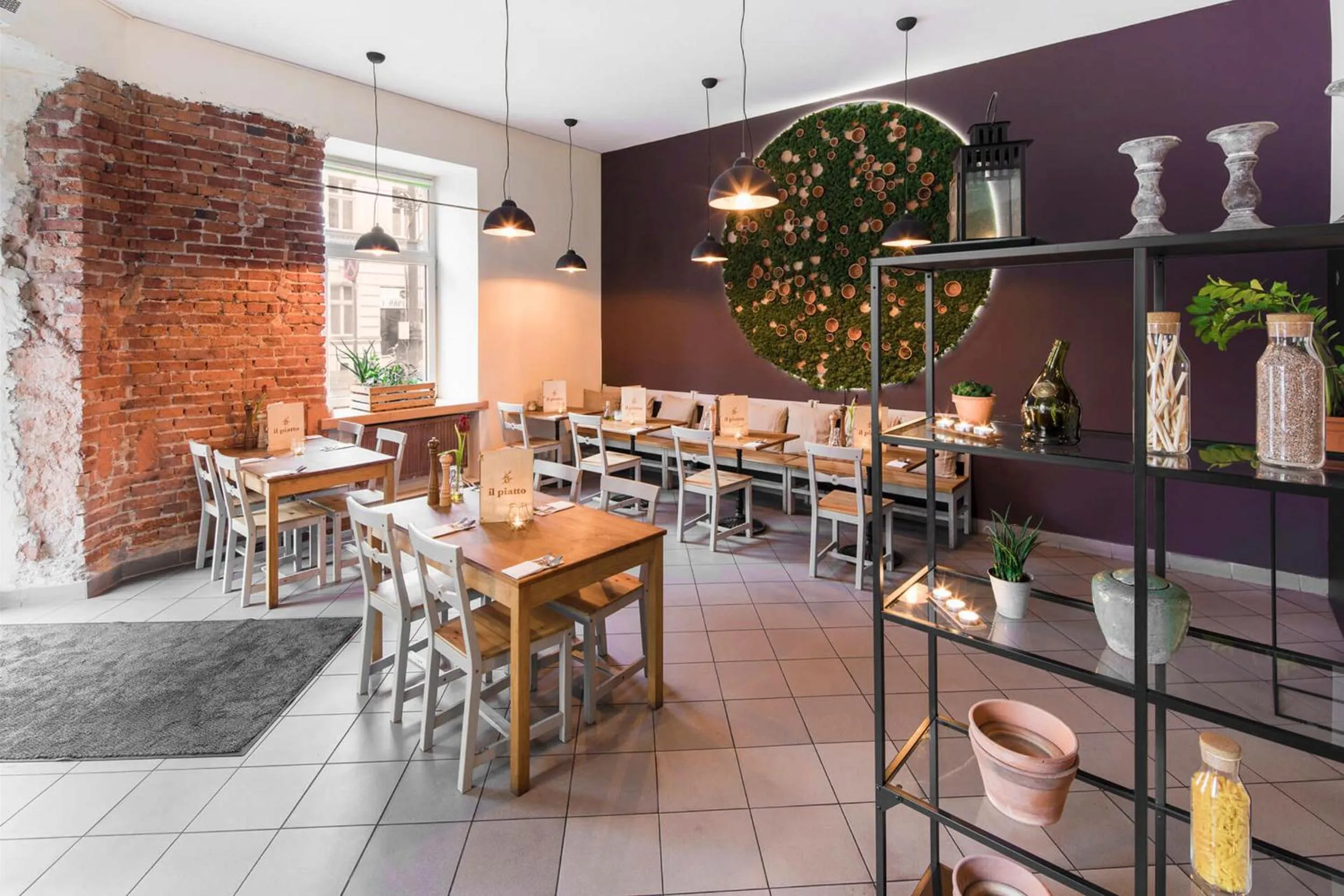 Restaurant/places to eat in Platinum Suites