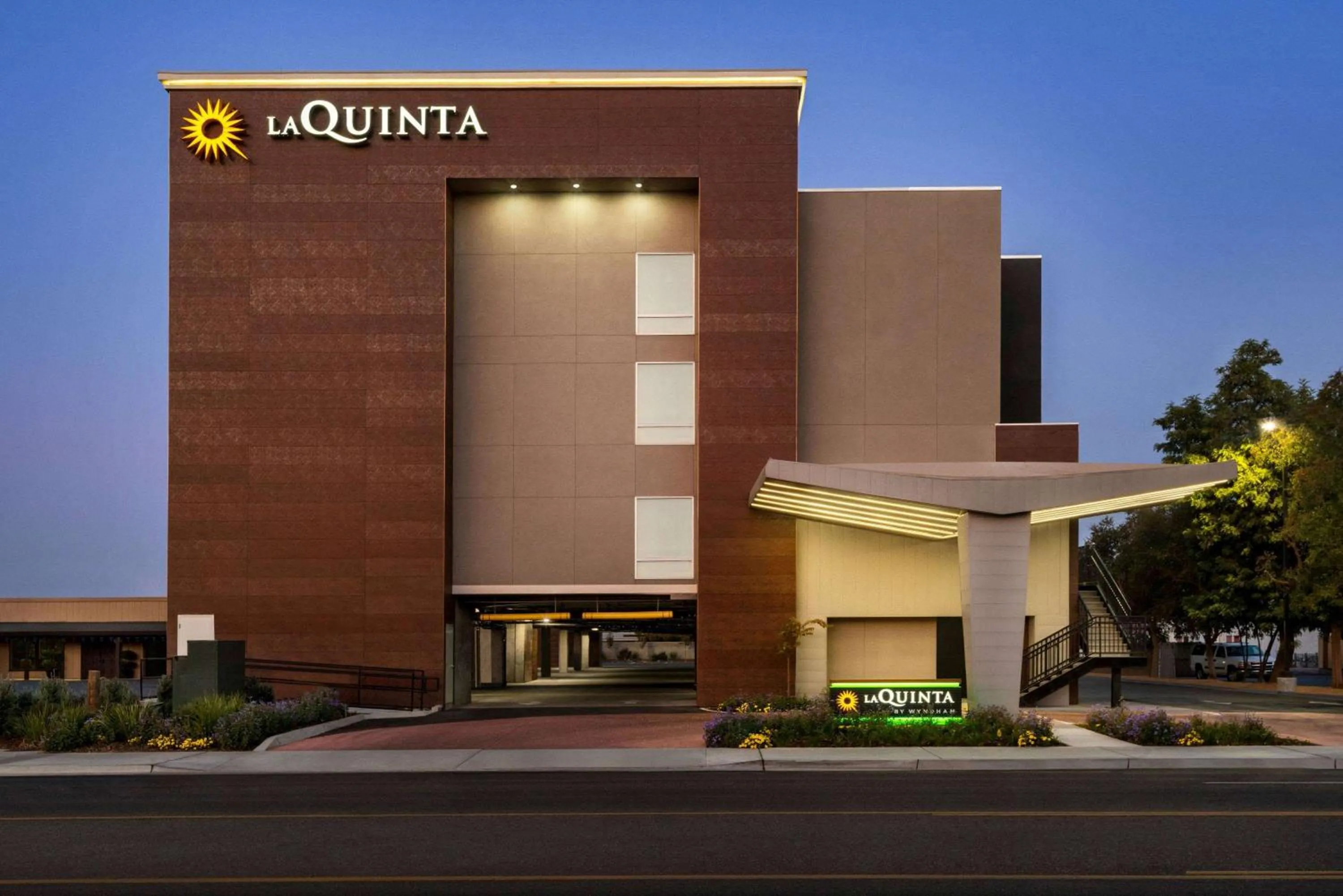 Property building in La Quinta by Wyndham Clovis CA