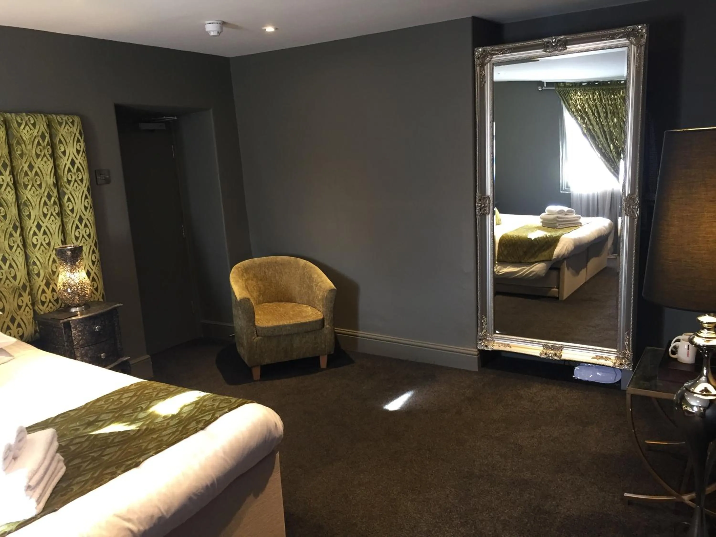 Bedroom, Bed in The Peacock