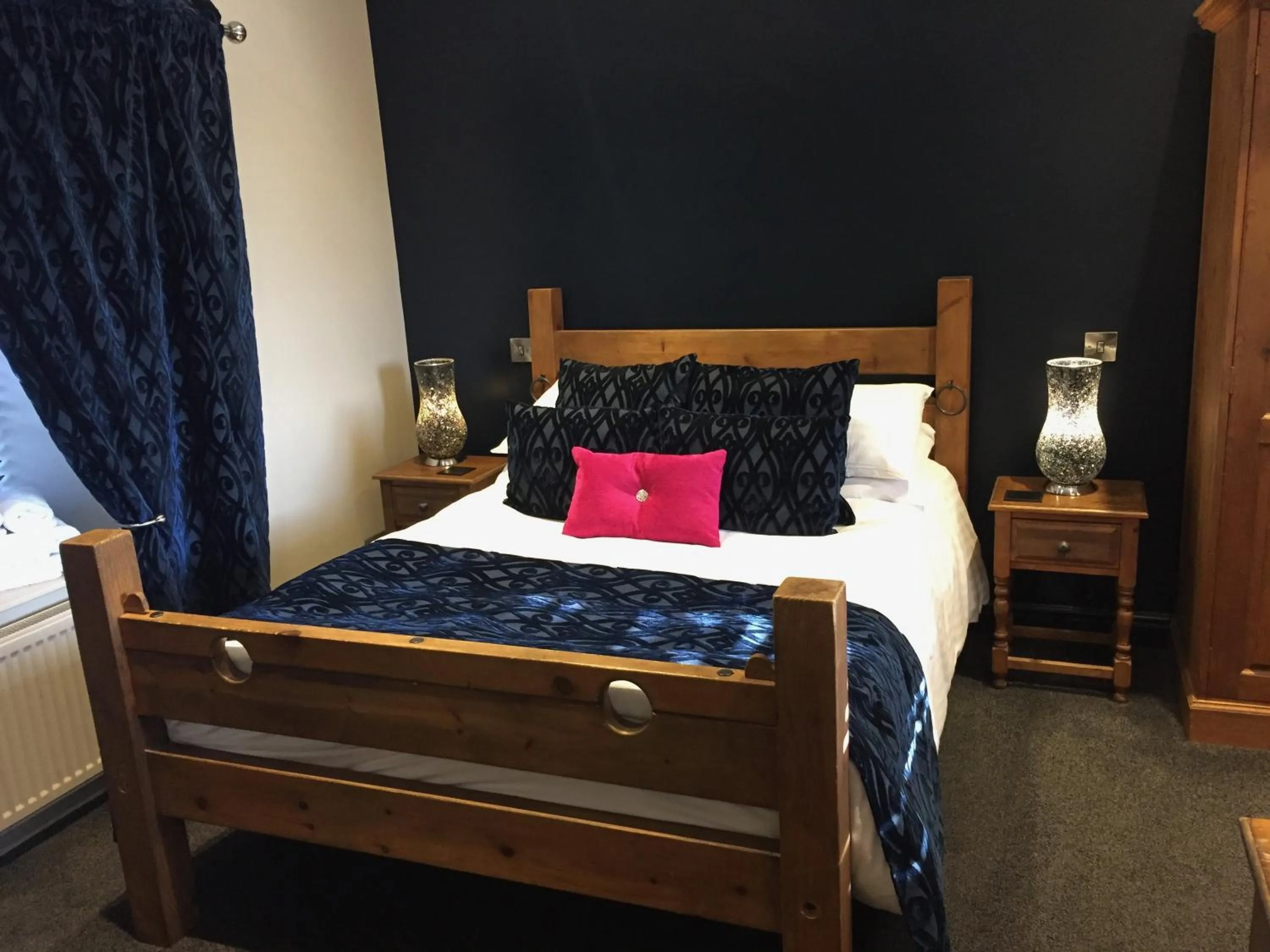 Bedroom, Bed in The Peacock