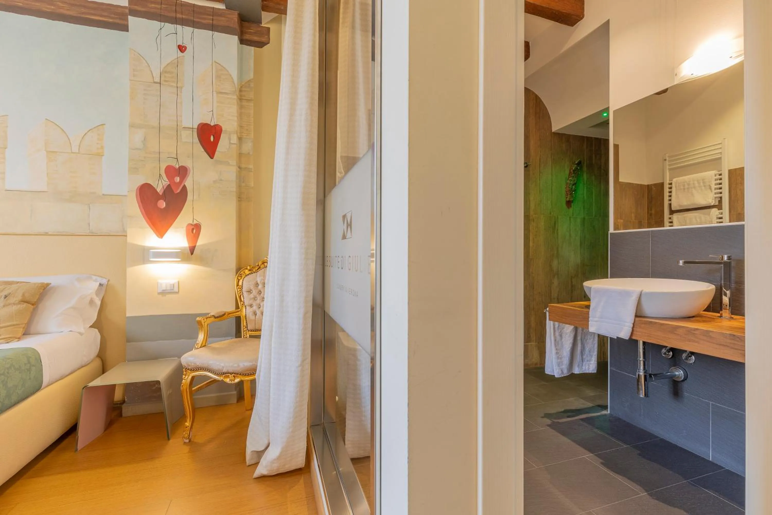 Photo of the whole room, Bed in Le Suite Di Giulietta