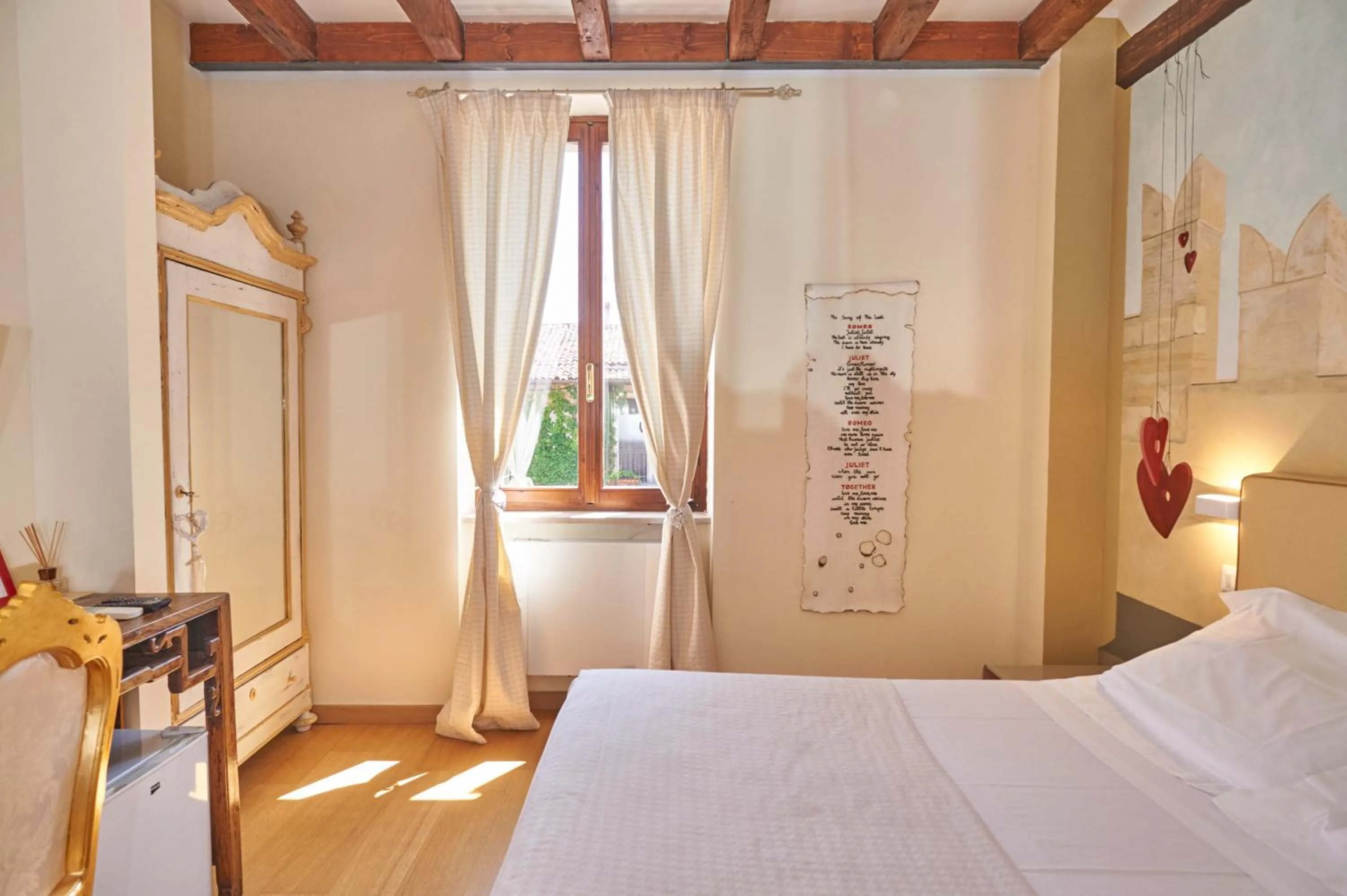 Photo of the whole room, Bed in Le Suite Di Giulietta