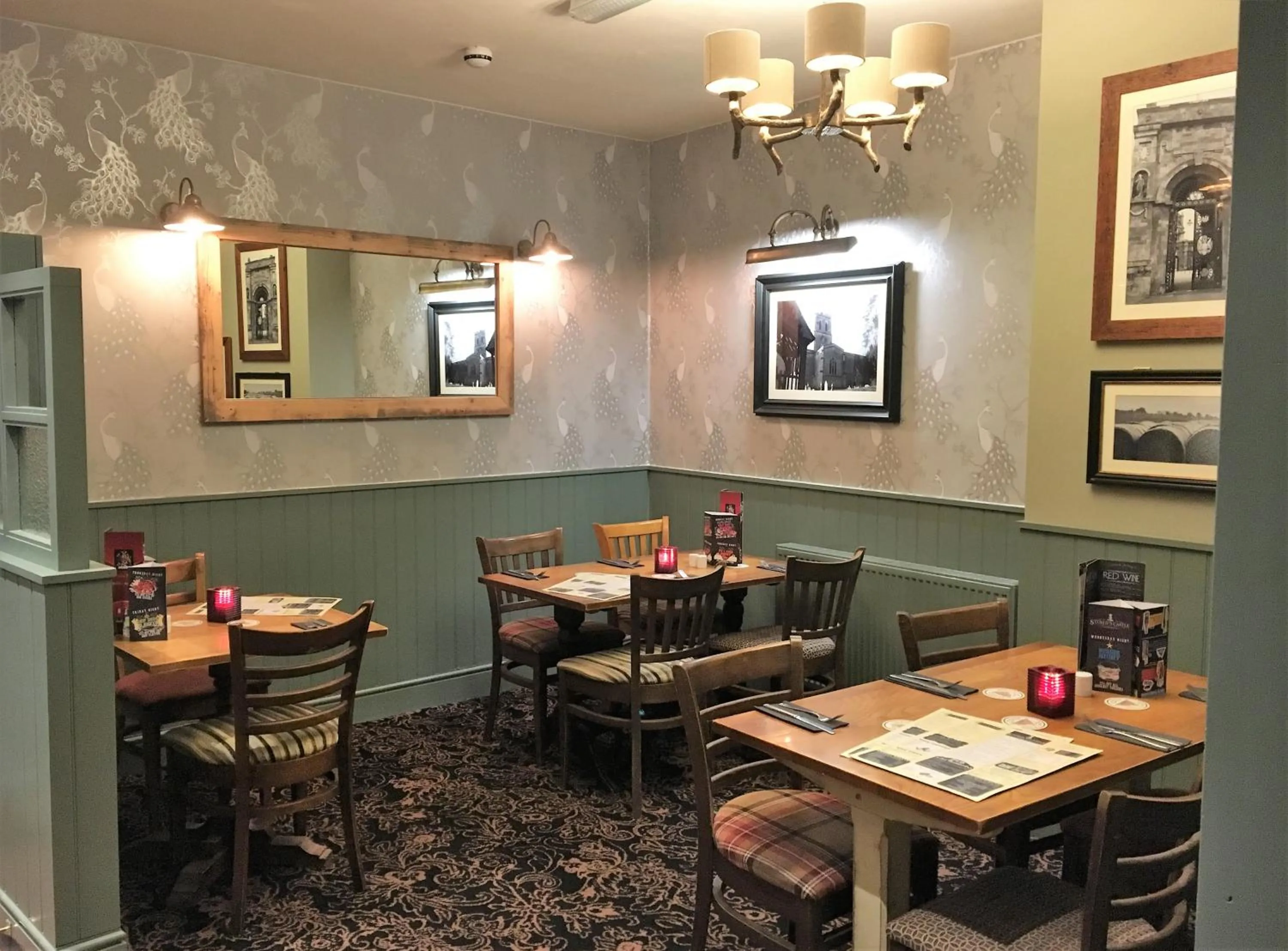 Lounge or bar in Sturdy`s Castle - Historic Coaching Inn near Blenheim Palace, Oxfordshire