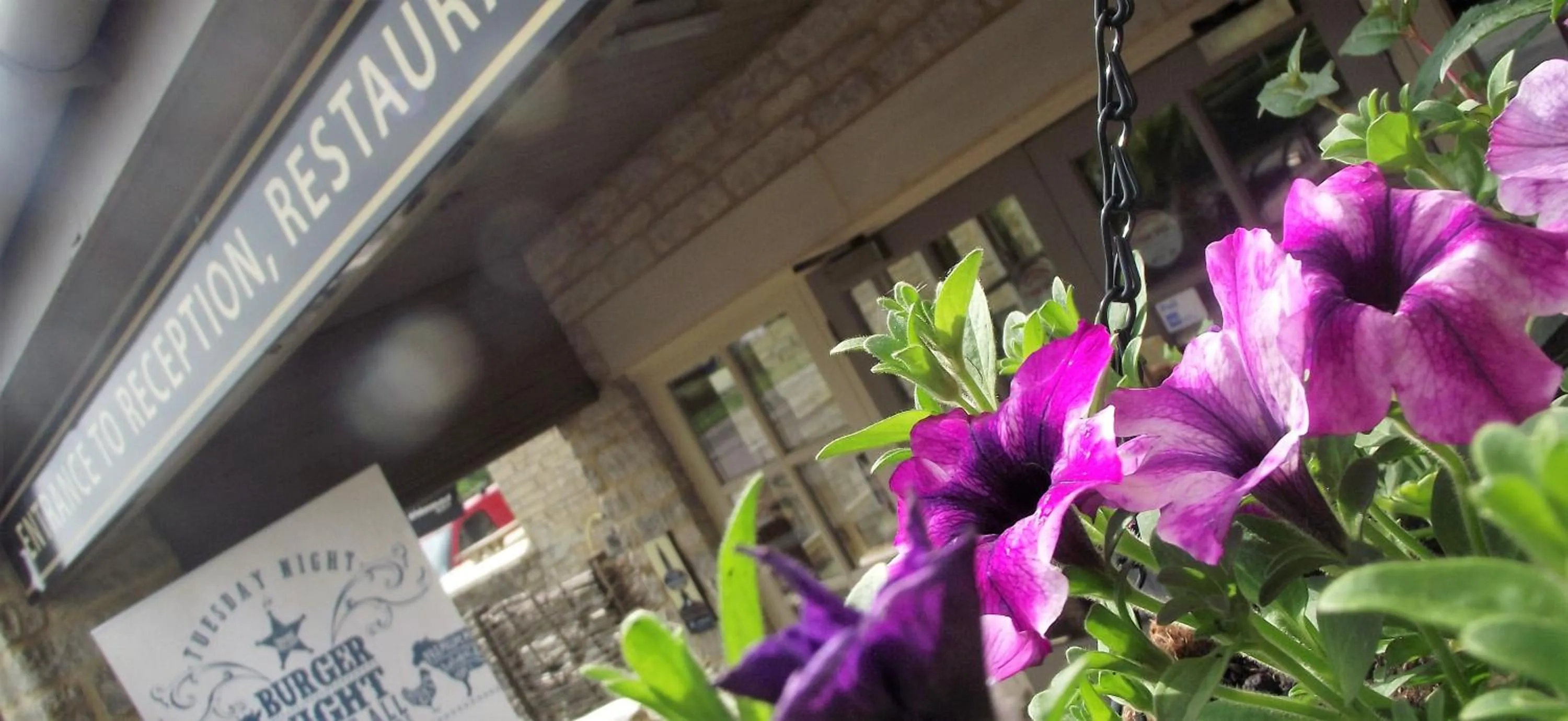 Property building in Sturdy`s Castle - Historic Coaching Inn near Blenheim Palace, Oxfordshire