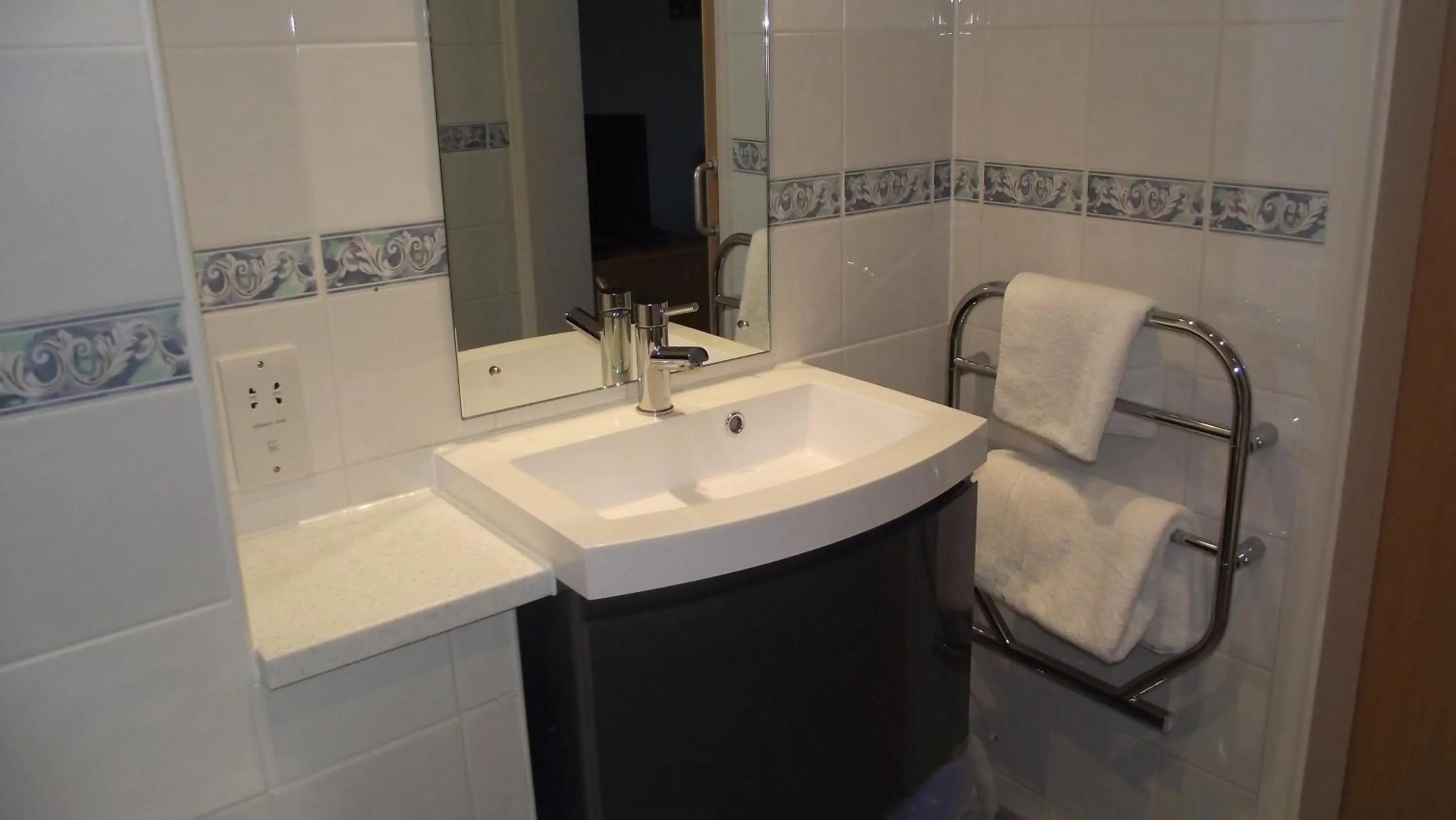 Bathroom in Sturdy`s Castle - Historic Coaching Inn near Blenheim Palace, Oxfordshire