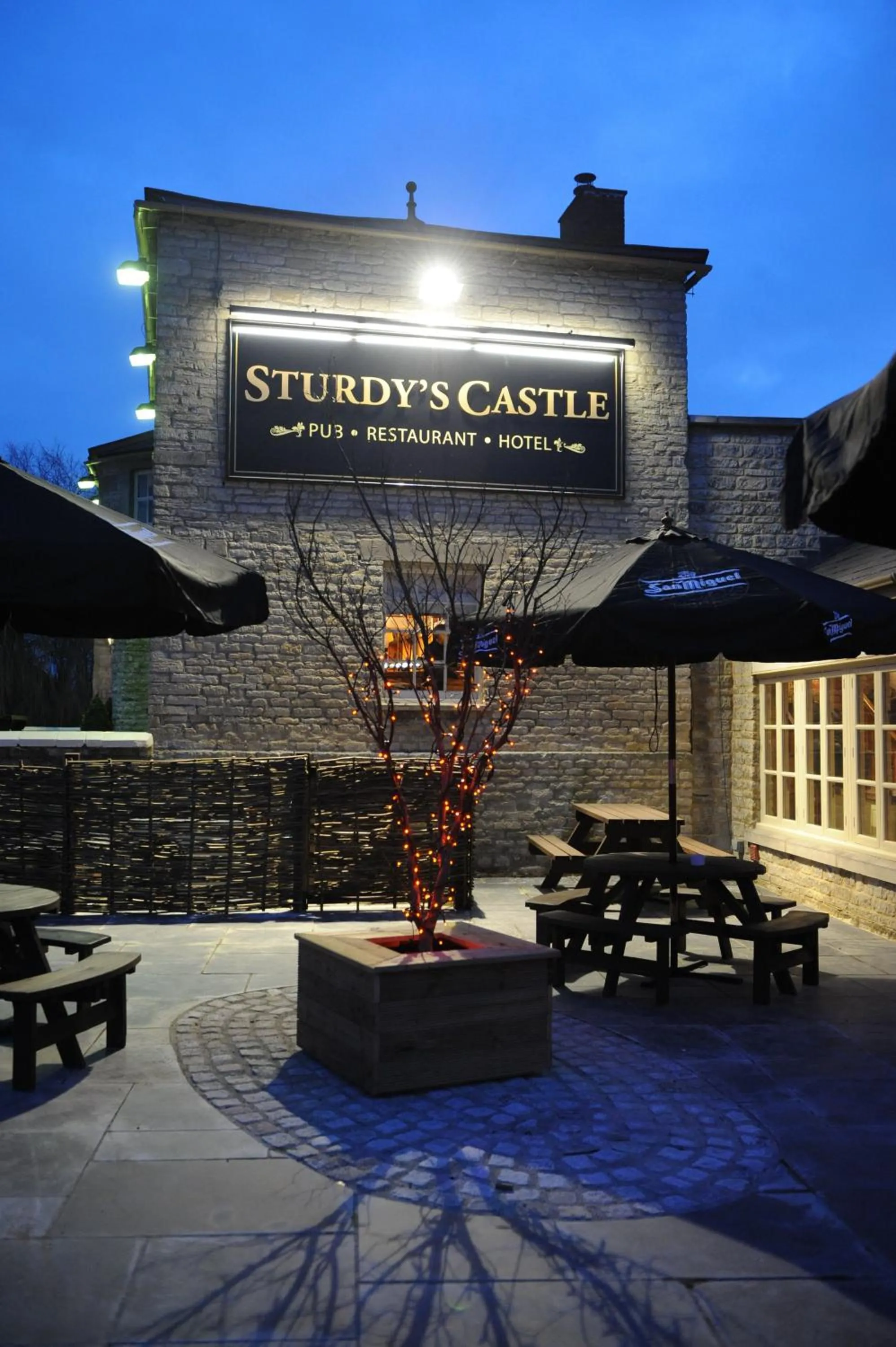 Facade/entrance in Sturdy`s Castle - Historic Coaching Inn near Blenheim Palace, Oxfordshire