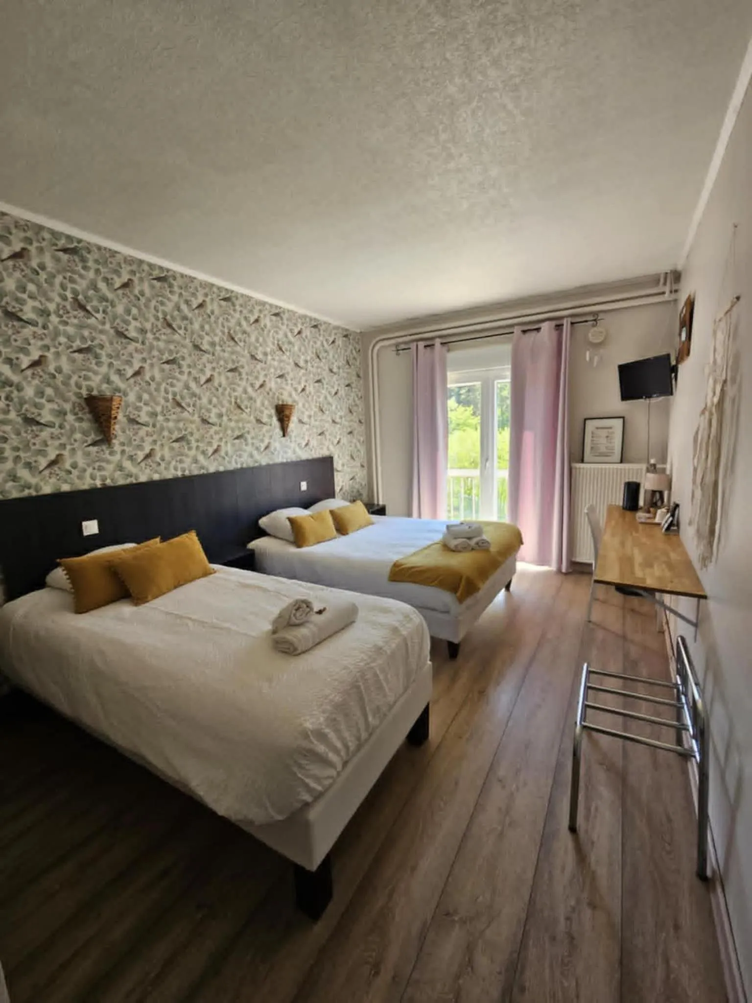 Bed in Logis Hôtel Restaurant L'Escapade